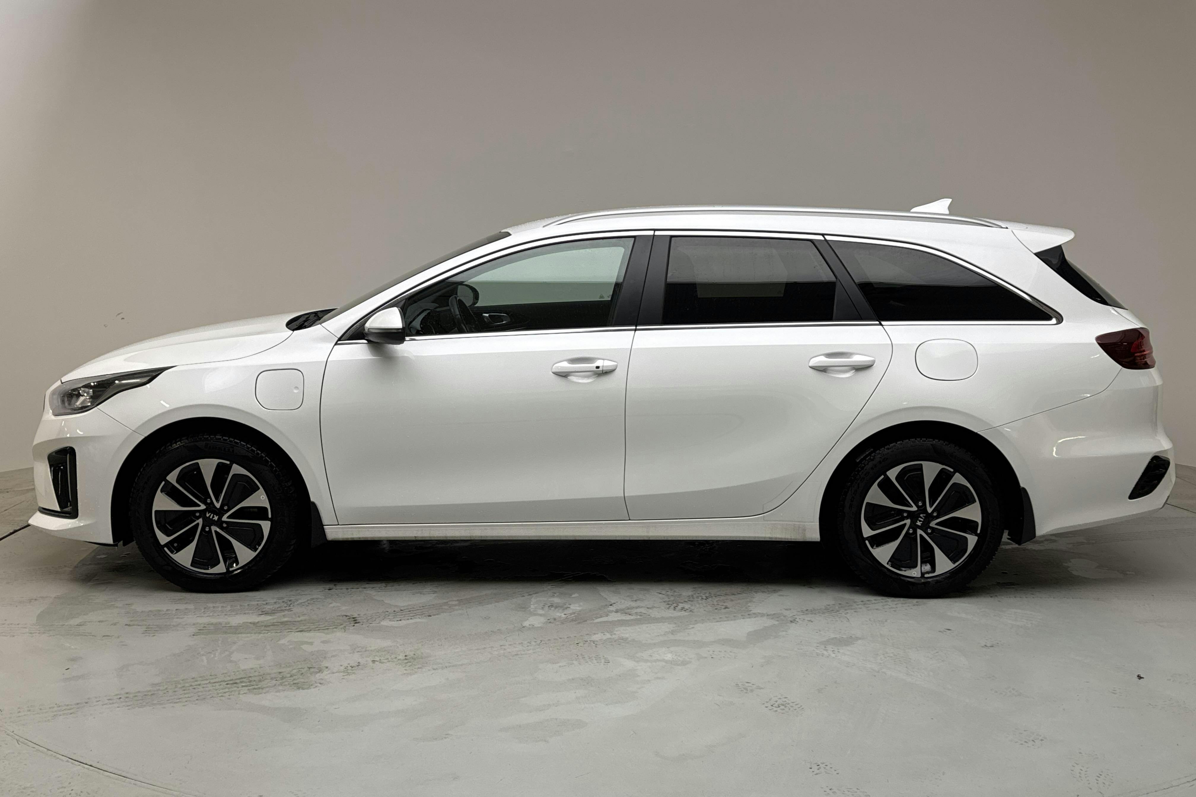 KIA Ceed 1.6 Plug-in Hybrid SW (141hk) - 129 360 km - Automaatne - valge - 2021
