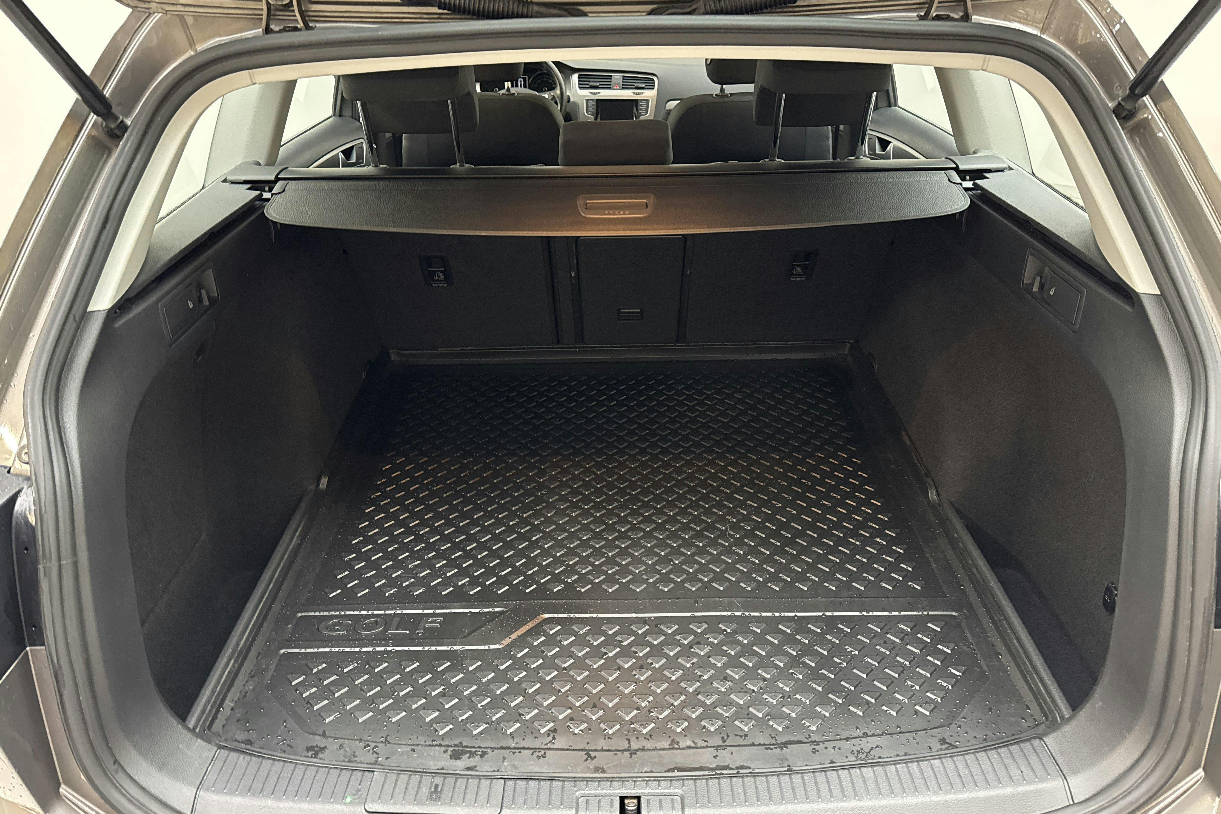 VW Golf VII 1.2 TSI Sportscombi (105hk) - 129 950 km - Käsitsi - hall - 2015