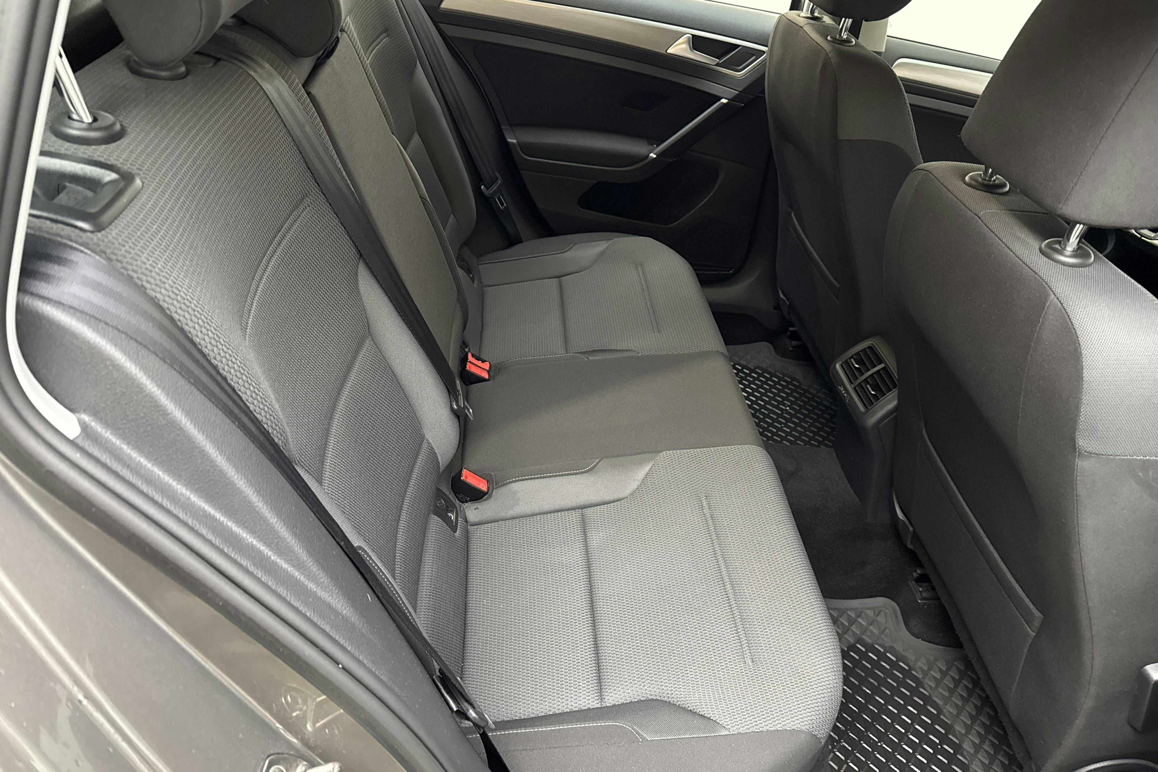 VW Golf VII 1.2 TSI Sportscombi (105hk) - 129 950 km - Käsitsi - hall - 2015