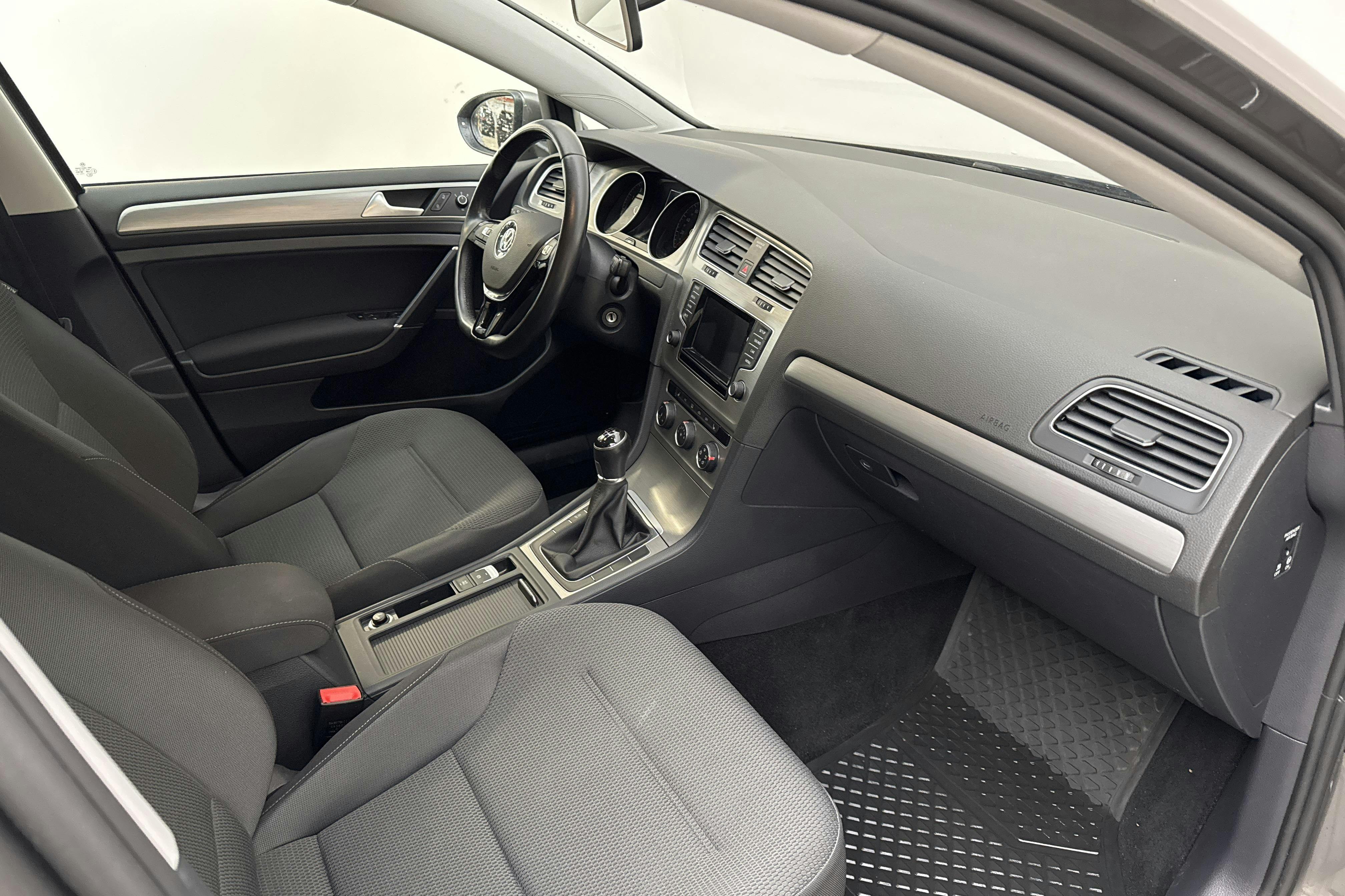 VW Golf VII 1.2 TSI Sportscombi (105hk) - 129 950 km - Käsitsi - hall - 2015