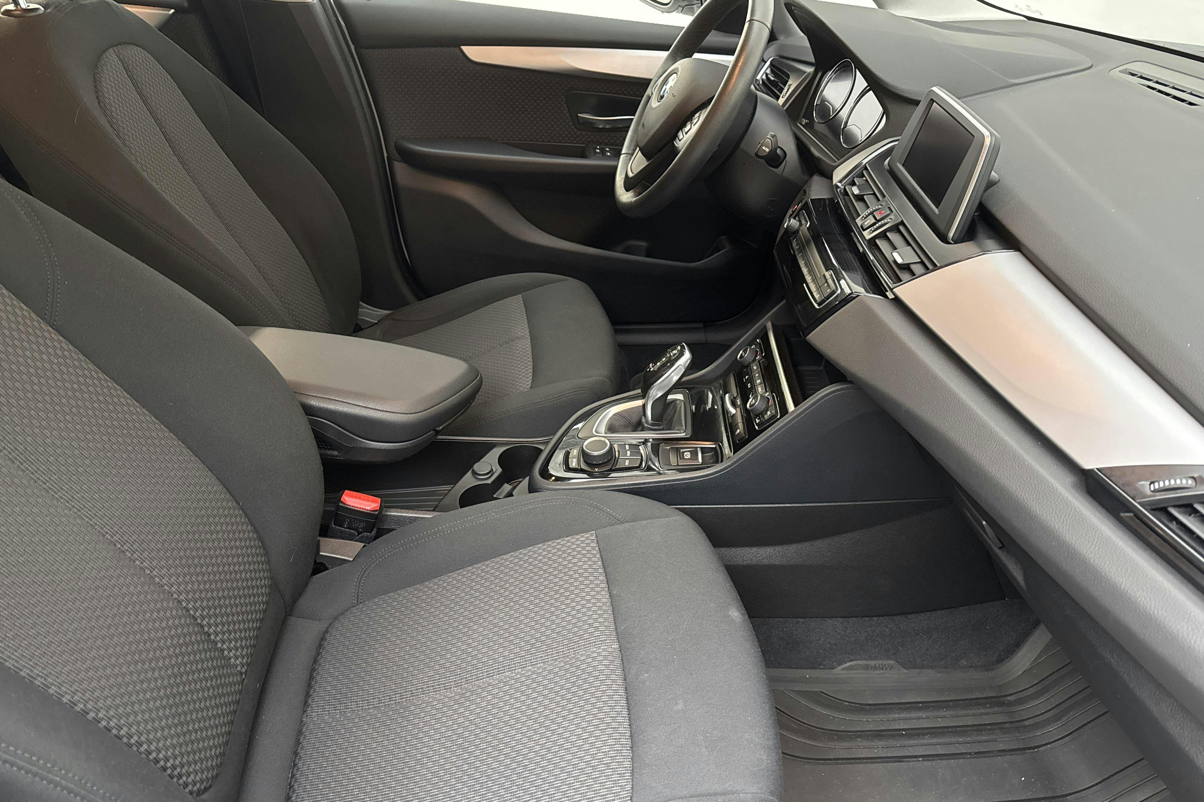 BMW 218i Active Tourer LCI, F45 (140hk) - 11 338 mil - Automat - vit - 2019