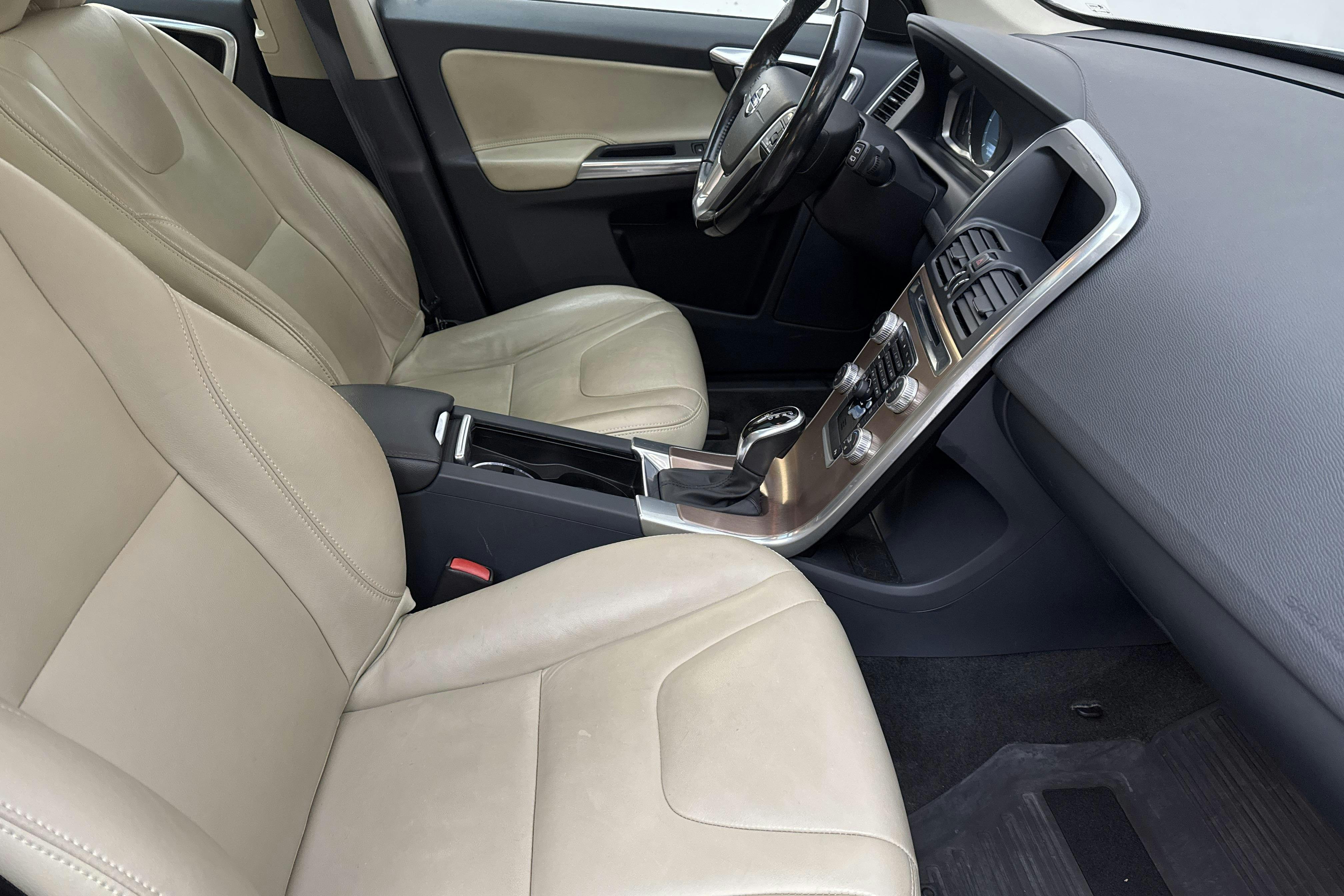 Volvo XC60 D4 AWD (181hk) - 162 730 km - Automatic - white - 2015