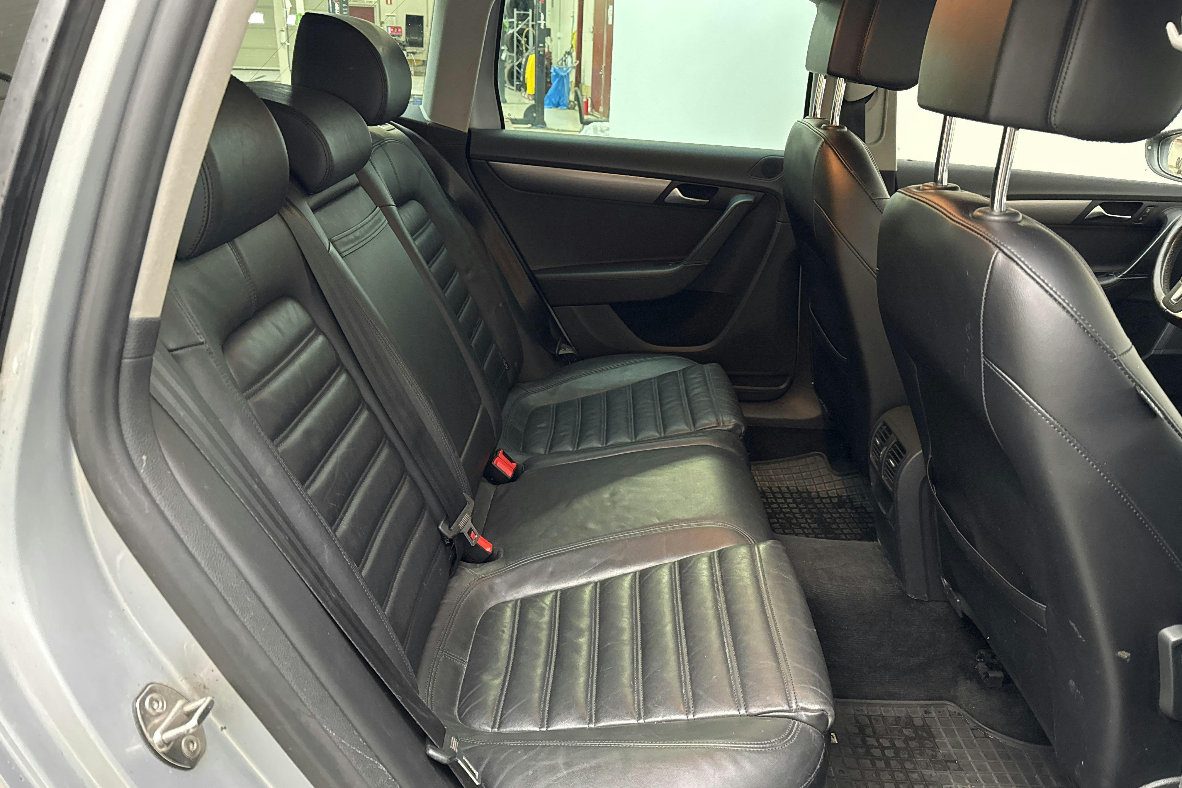 VW Passat 1.4 TSI EcoFuel Variant (150hk) - 217 950 km - Manual - silver - 2013