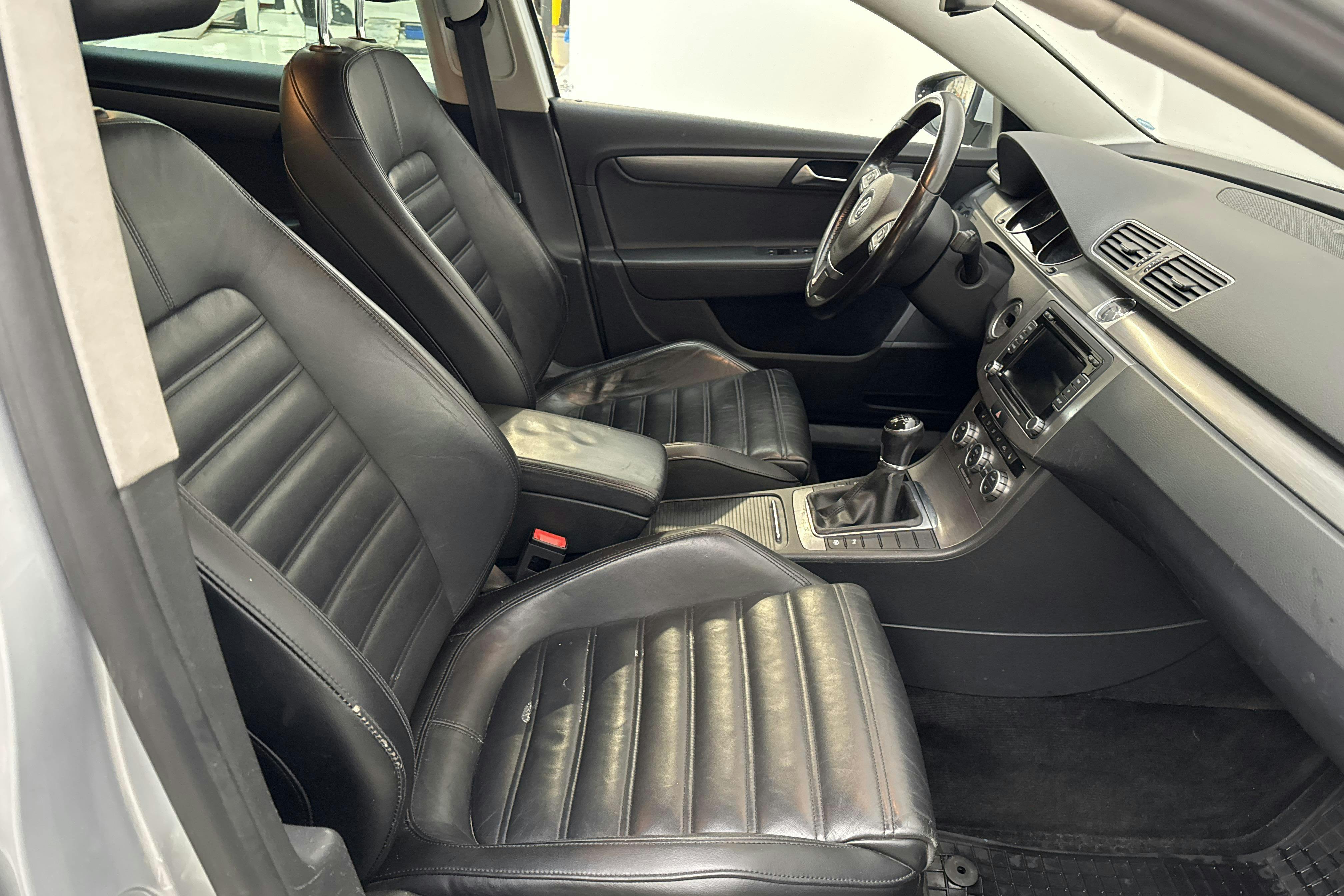 VW Passat 1.4 TSI EcoFuel Variant (150hk) - 217 950 km - Manual - silver - 2013