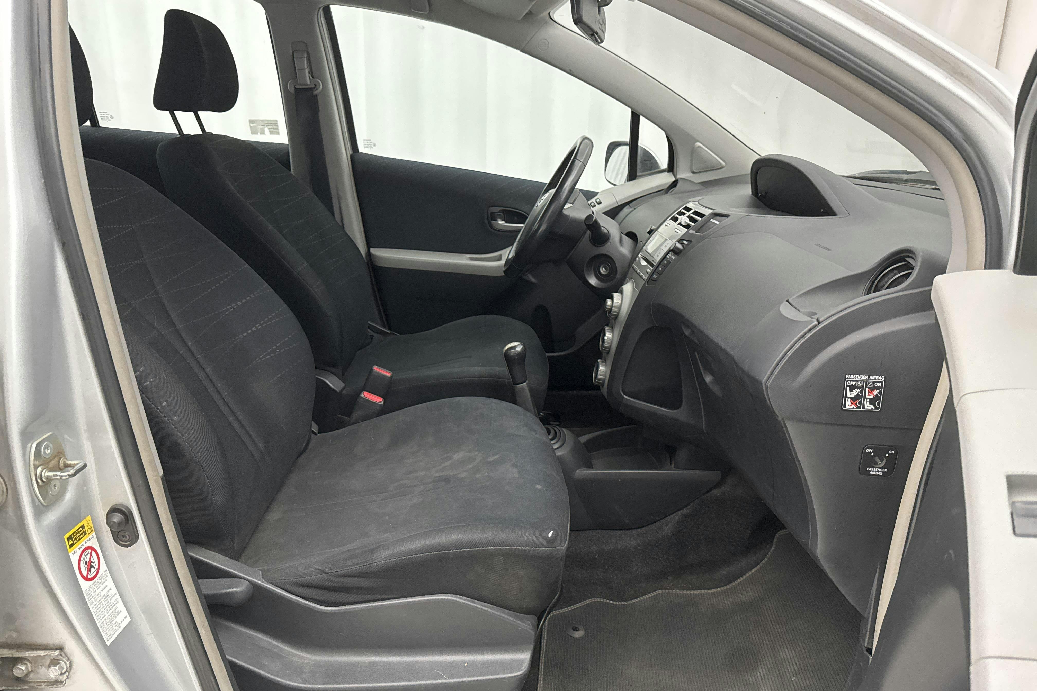 Toyota Yaris 1.3 5dr (87hk) - 218 470 km - Käsitsi - hõbe - 2007