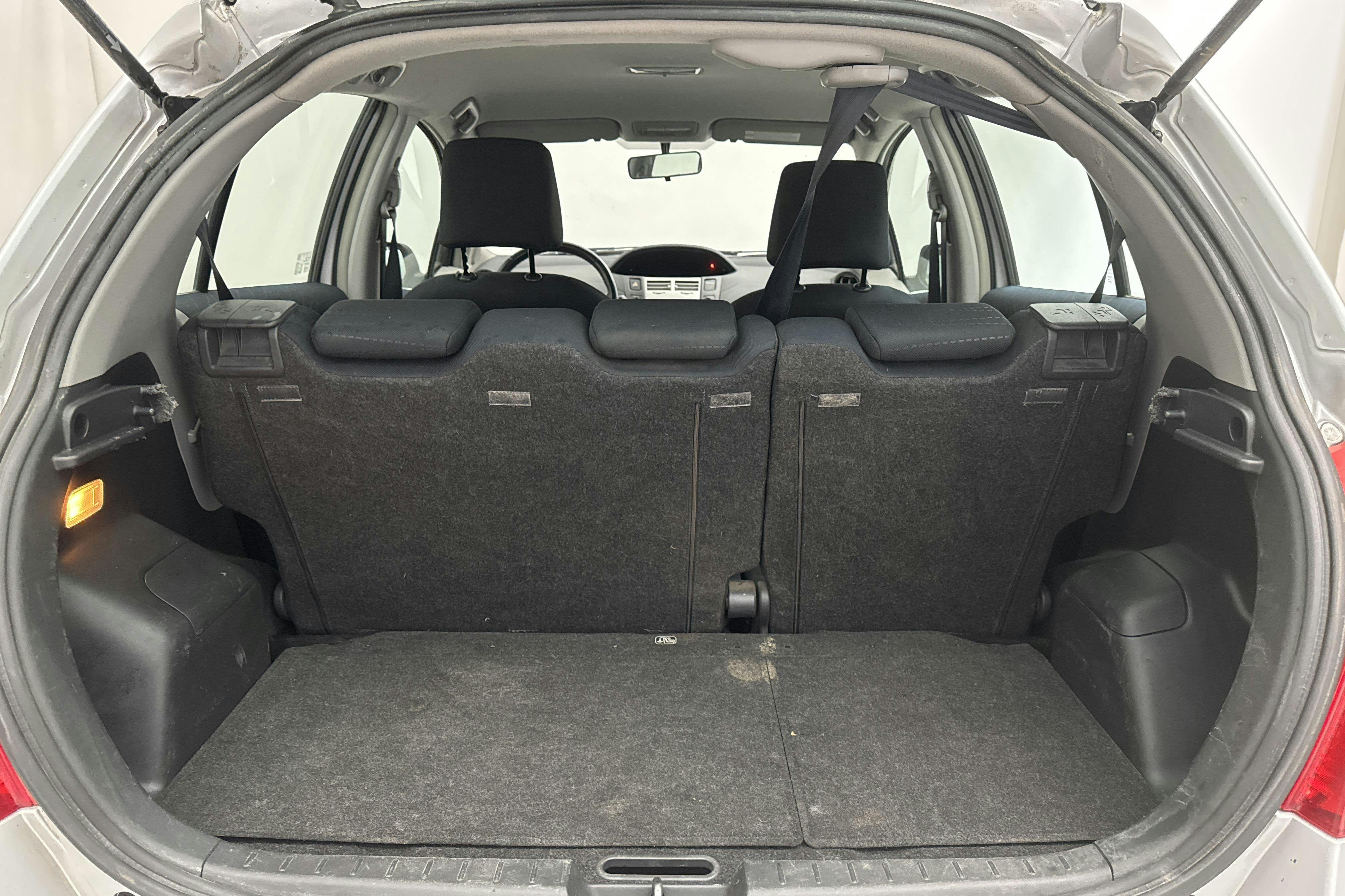 Toyota Yaris 1.3 5dr (87hk) - 218 470 km - Käsitsi - hõbe - 2007