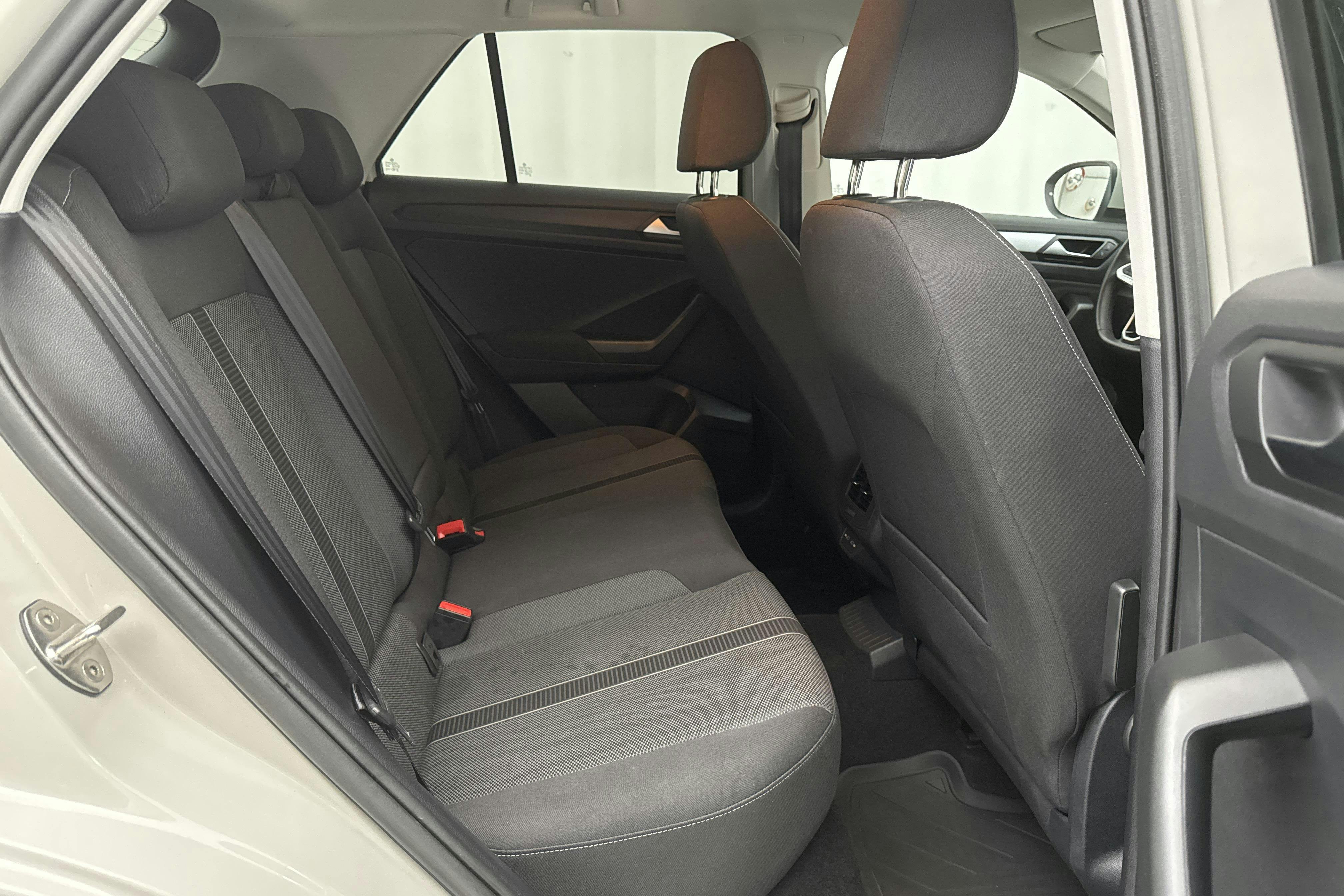 VW T-Roc 1.5 TSI (150hk) - 35 380 km - Automatic - gray - 2023