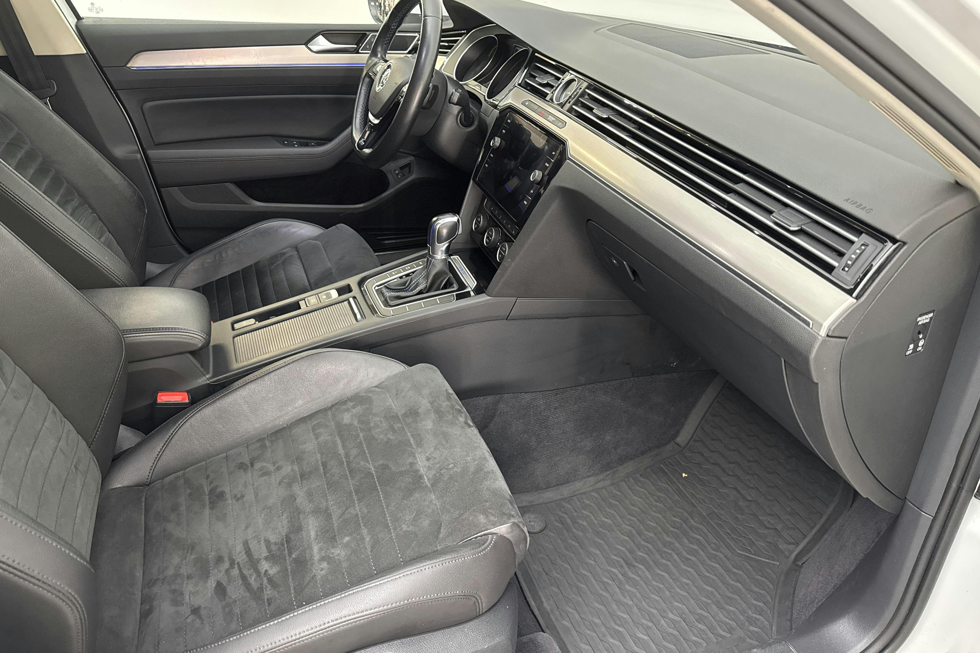 VW Passat 1.4 Plug-in-Hybrid Sportscombi (218hk) - 164 640 km - Automatic - white - 2018