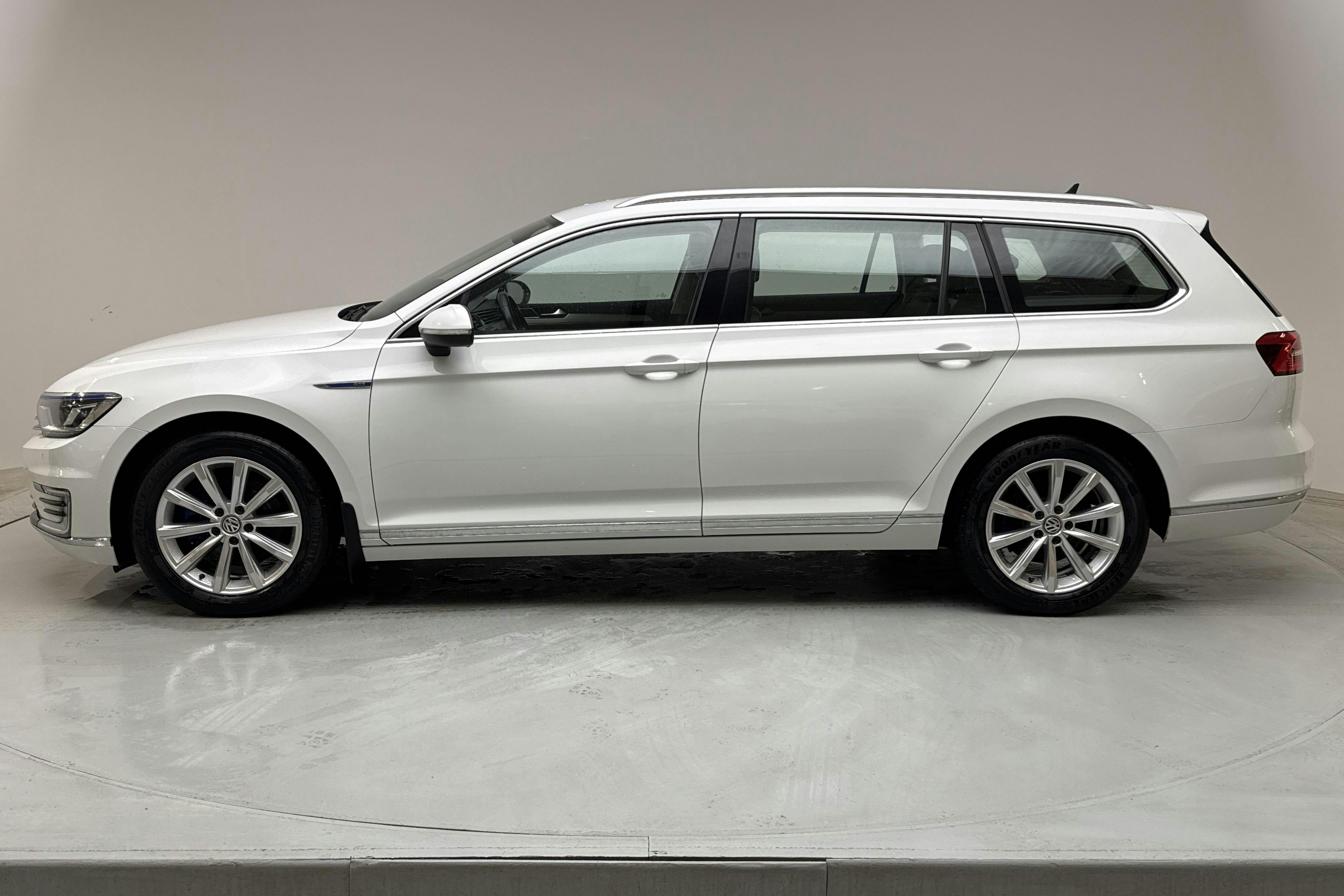 VW Passat 1.4 Plug-in-Hybrid Sportscombi (218hk) - 164 640 km - Automatic - white - 2018