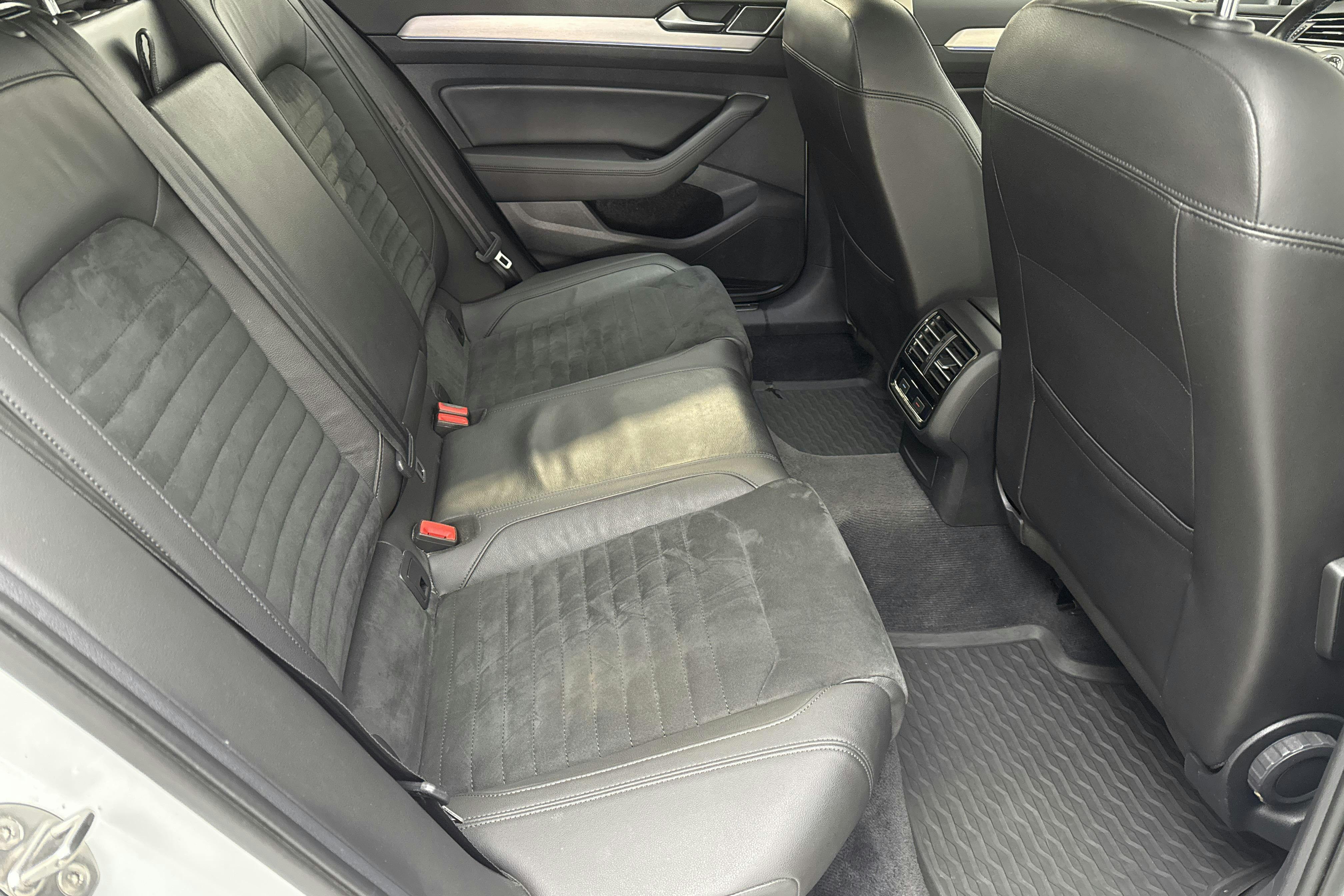 VW Passat 1.4 Plug-in-Hybrid Sportscombi (218hk) - 164 640 km - Automatic - white - 2018