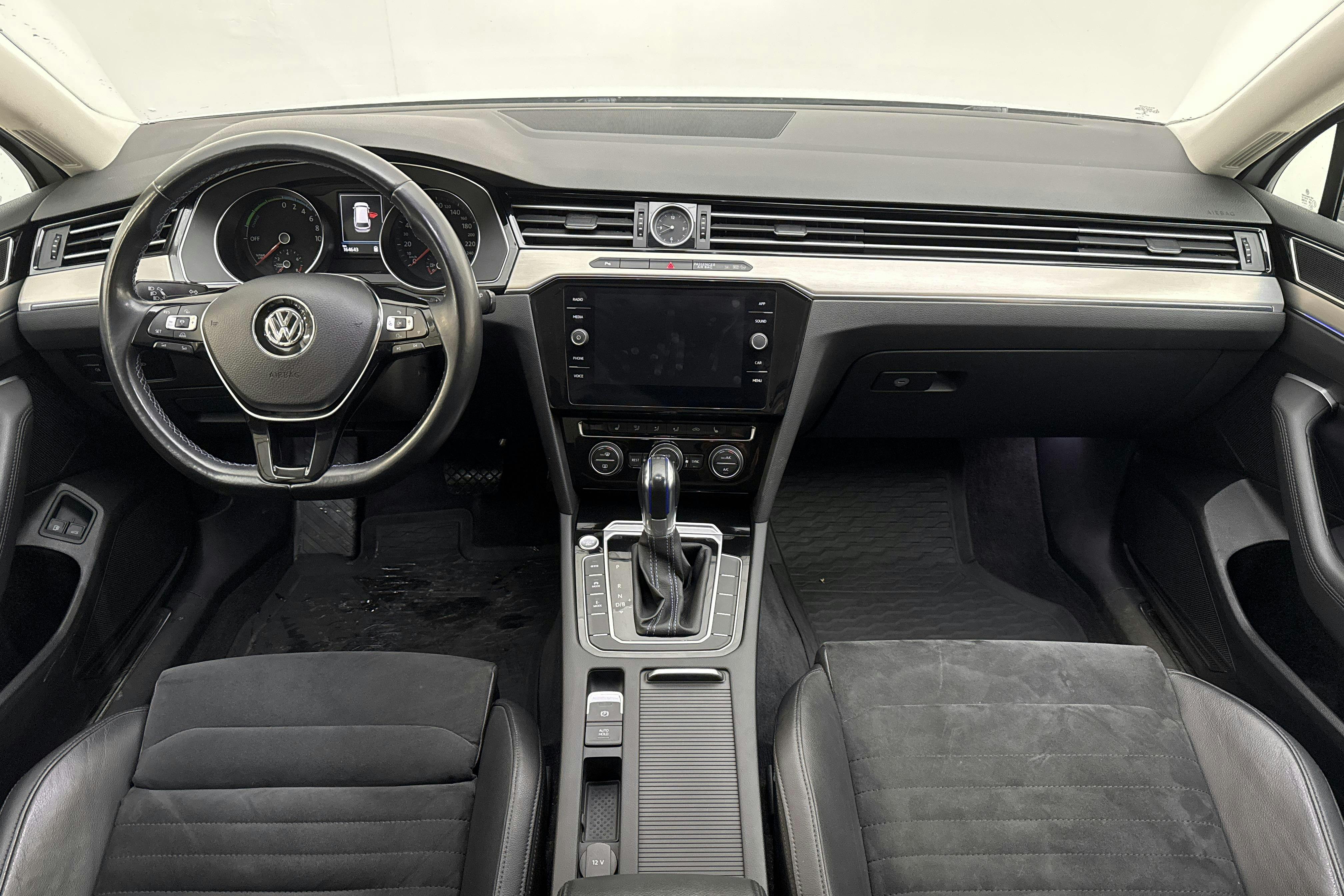 VW Passat 1.4 Plug-in-Hybrid Sportscombi (218hk) - 164 640 km - Automatic - white - 2018