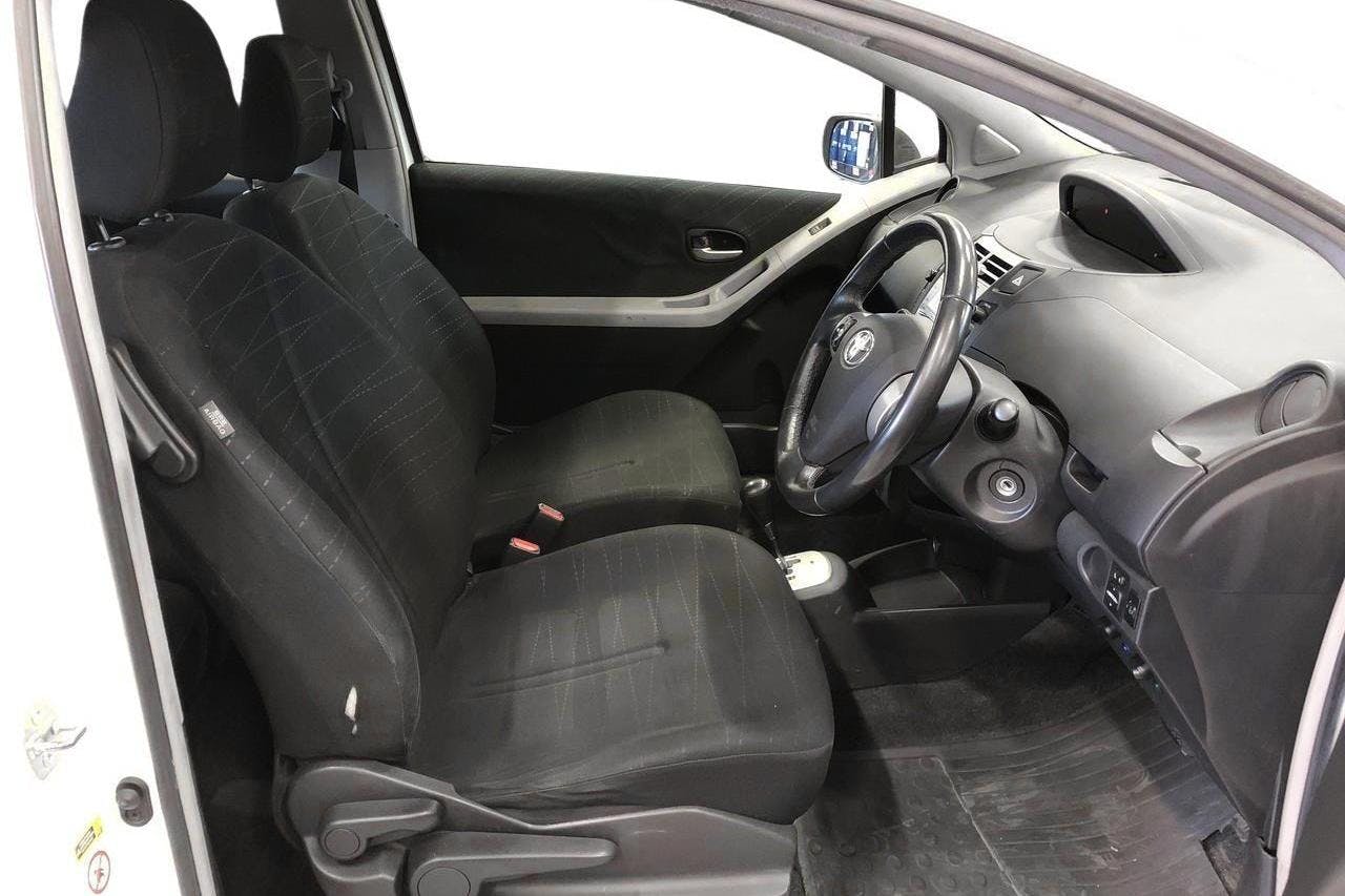 Toyota Yaris 1.4 D-4D 3dr (90hk) - 13 733 mil - Automat - vit - 2007