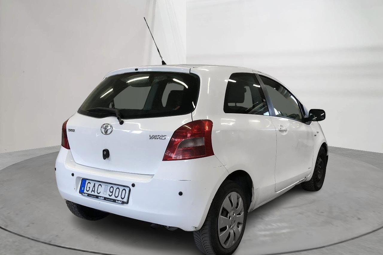 Toyota Yaris 1.4 D-4D 3dr (90hk) - 13 733 mil - Automat - vit - 2007
