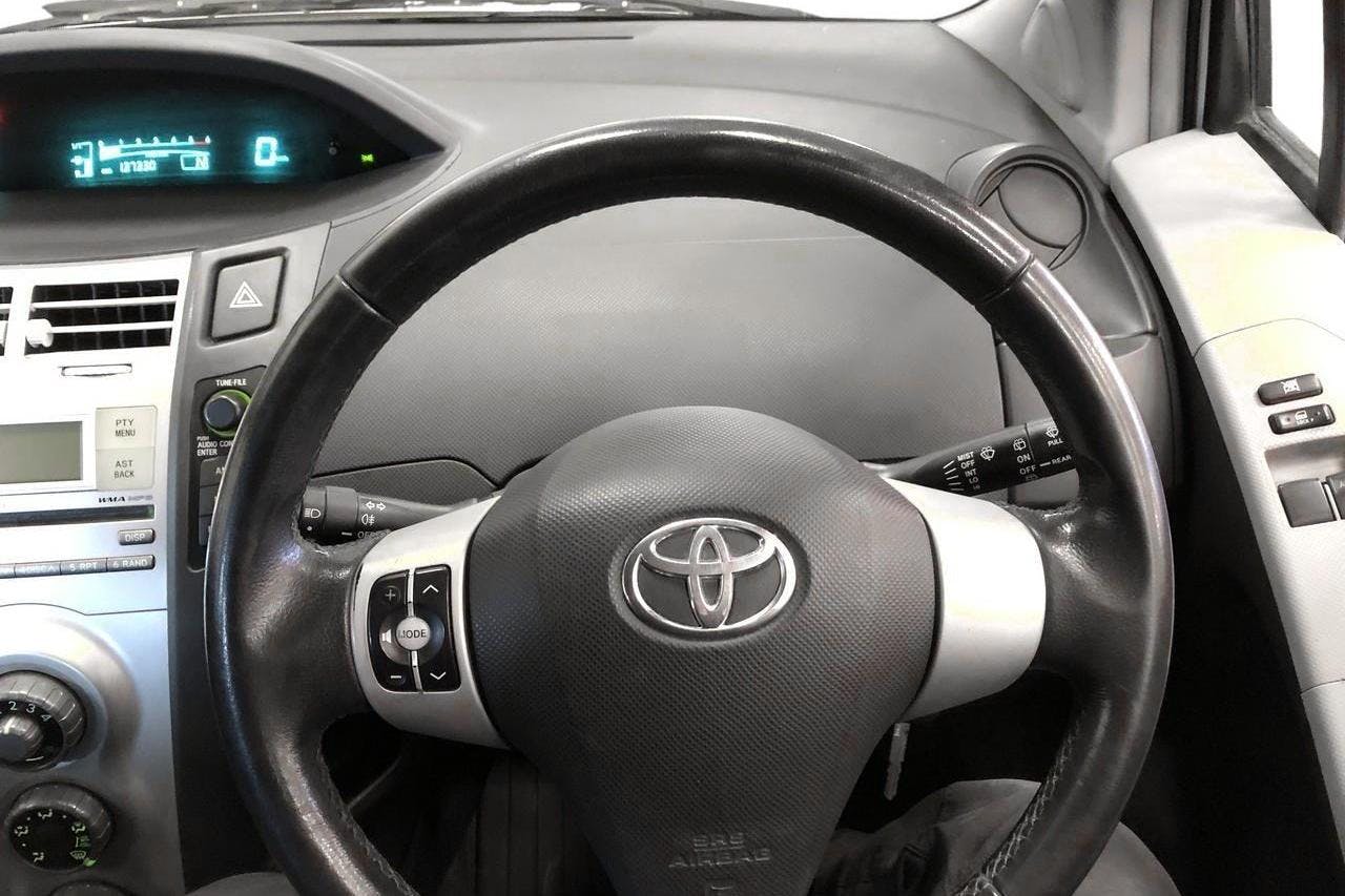 Toyota Yaris 1.4 D-4D 3dr (90hk) - 13 733 mil - Automat - vit - 2007