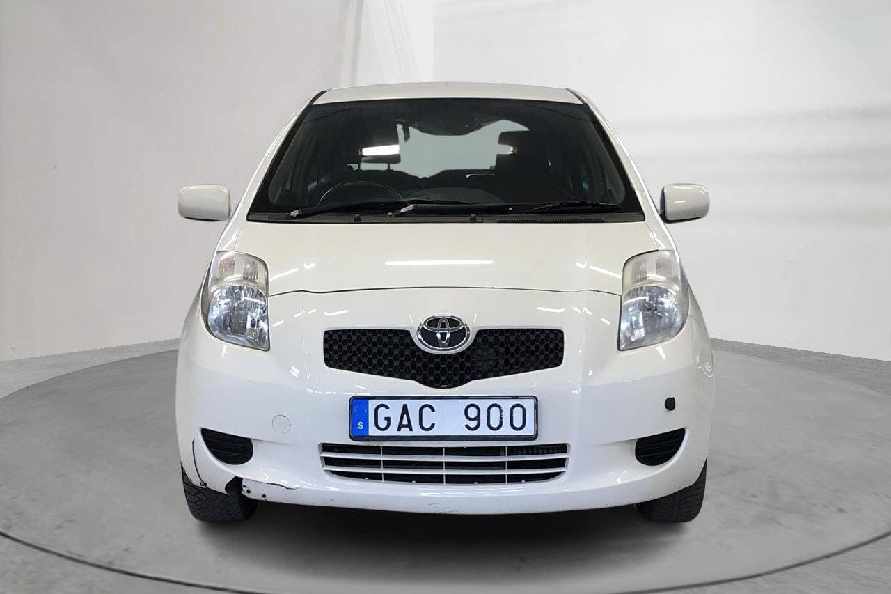 Toyota Yaris 1.4 D-4D 3dr (90hk) - 13 733 mil - Automat - vit - 2007