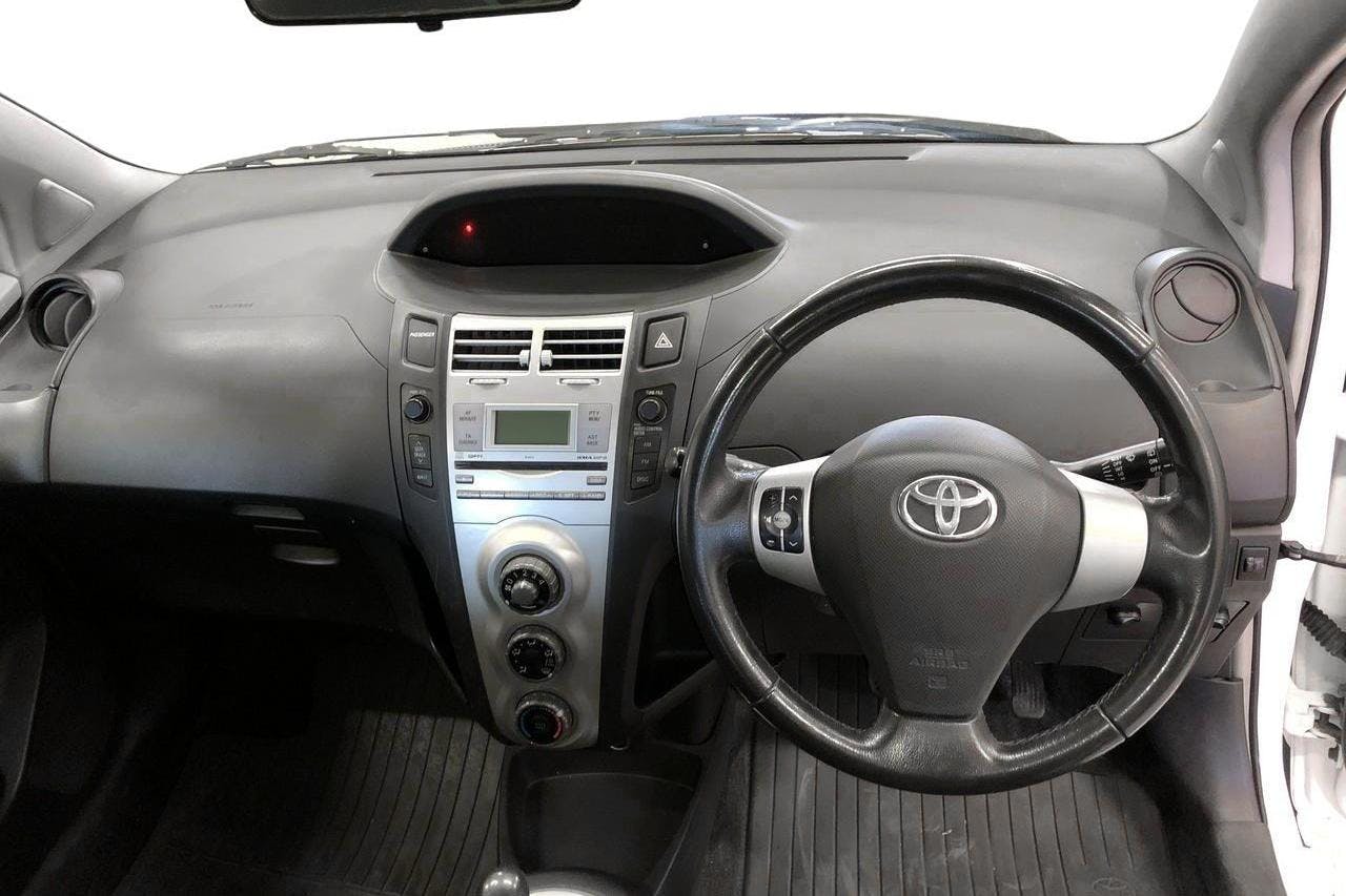 Toyota Yaris 1.4 D-4D 3dr (90hk) - 13 733 mil - Automat - vit - 2007