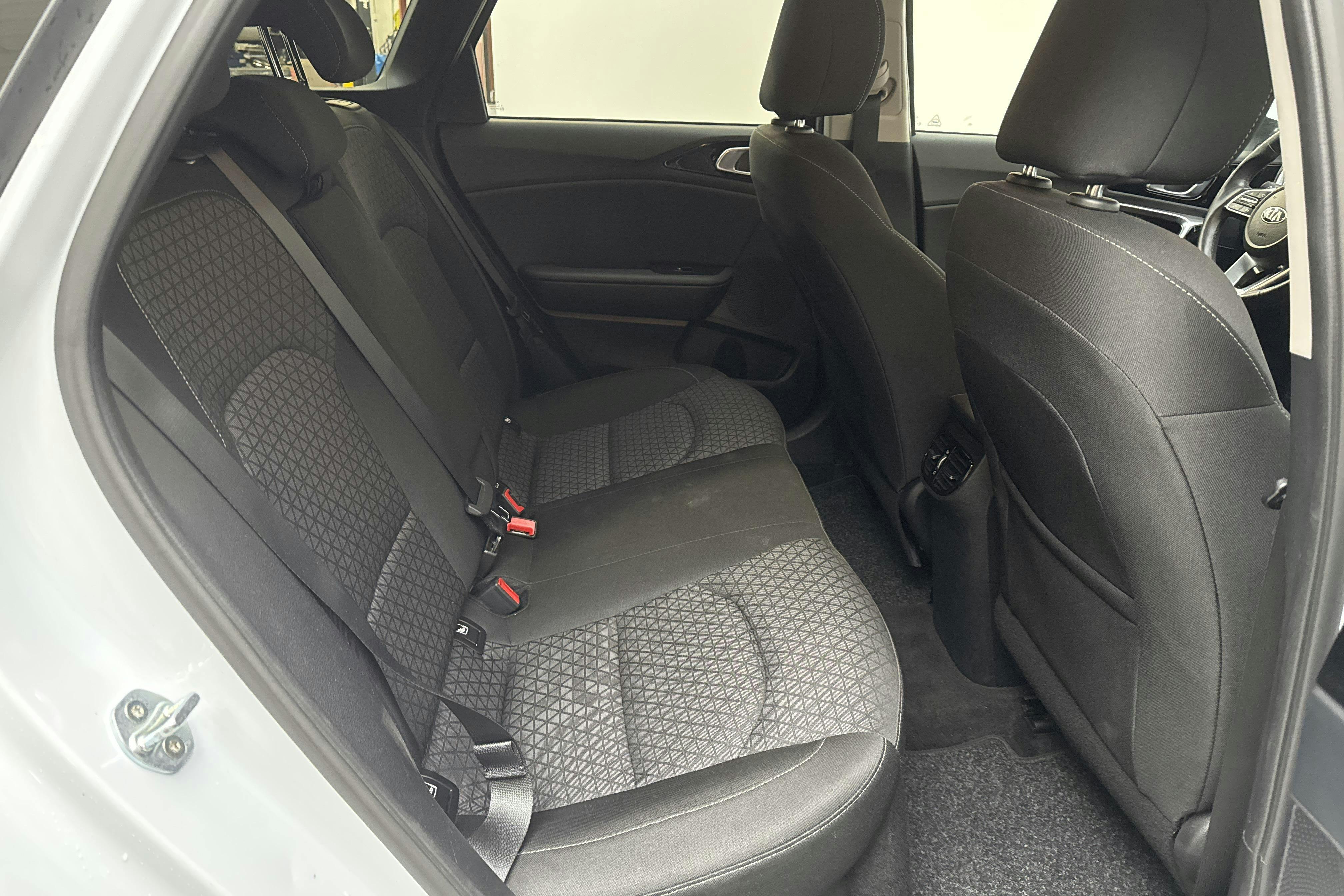 KIA Ceed 1.6 Plug-in Hybrid SW (141hk) - 46 580 km - Automaatne - valge - 2021