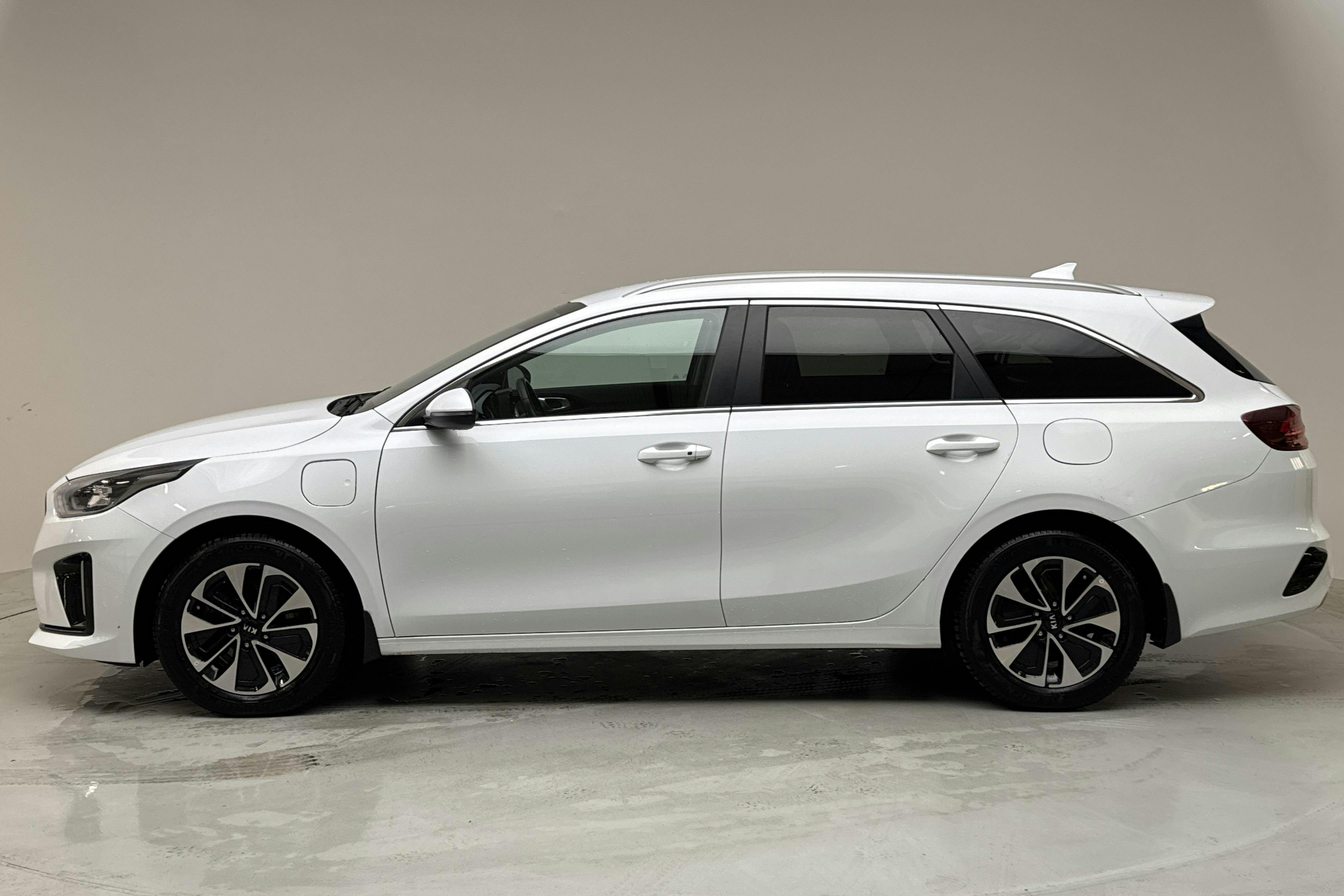 KIA Ceed 1.6 Plug-in Hybrid SW (141hk) - 46 580 km - Automaatne - valge - 2021