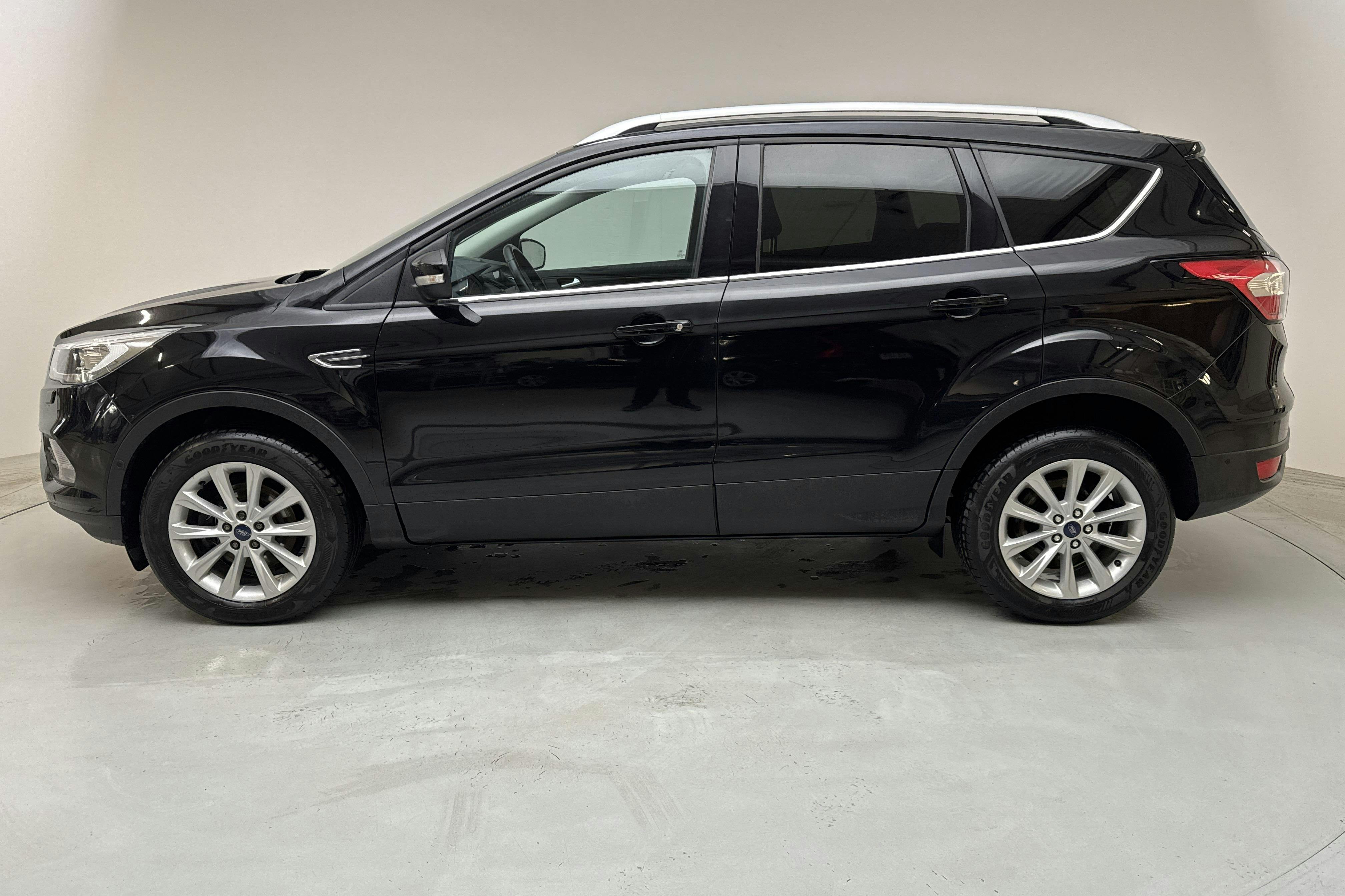 Ford Kuga 1.5 EcoBoost 2WD (150hk) - 121 290 km - Manualna - czarny - 2018