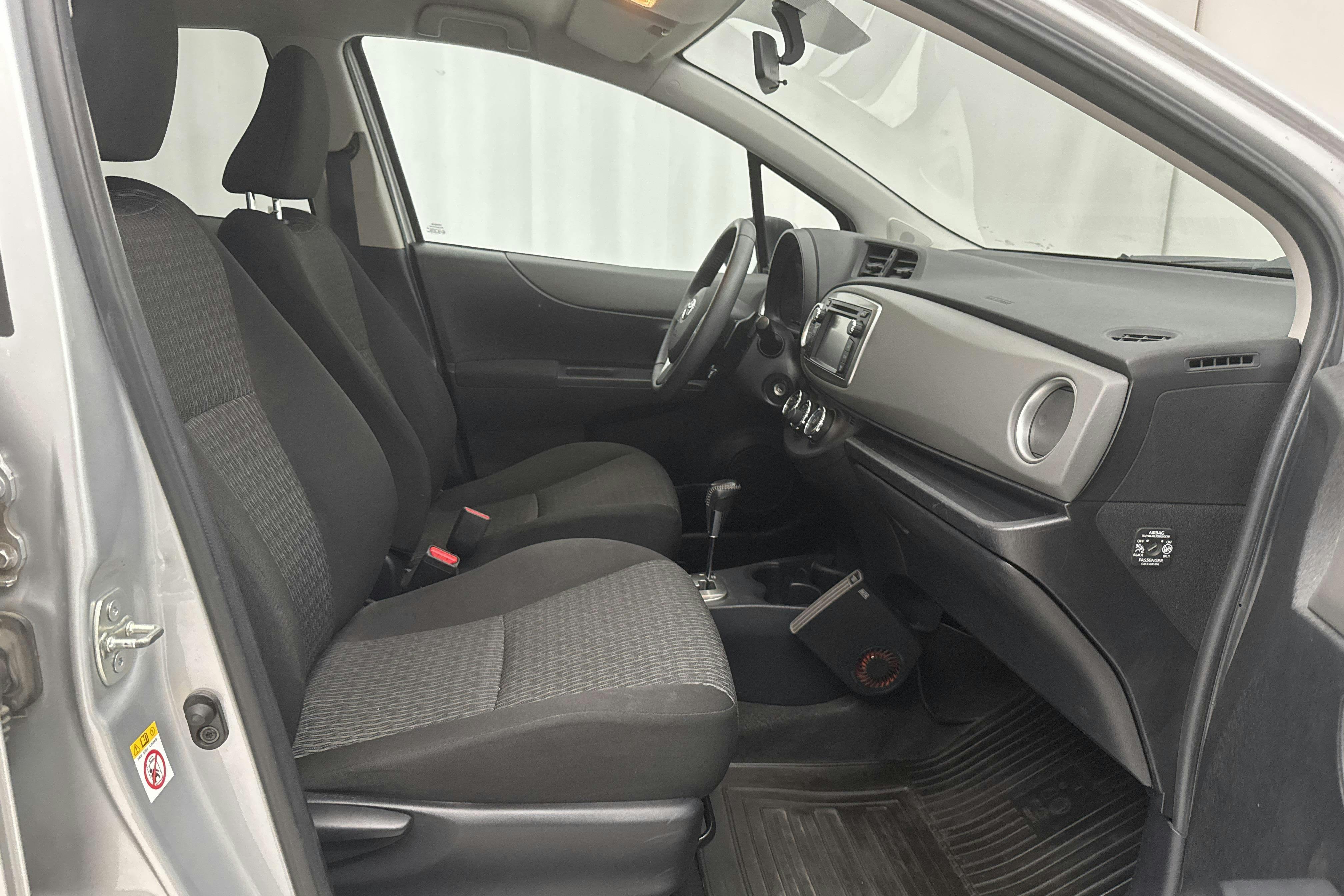 Toyota Yaris 1.33 5dr (100hk) - 12 880 mil - Automat - silver - 2014