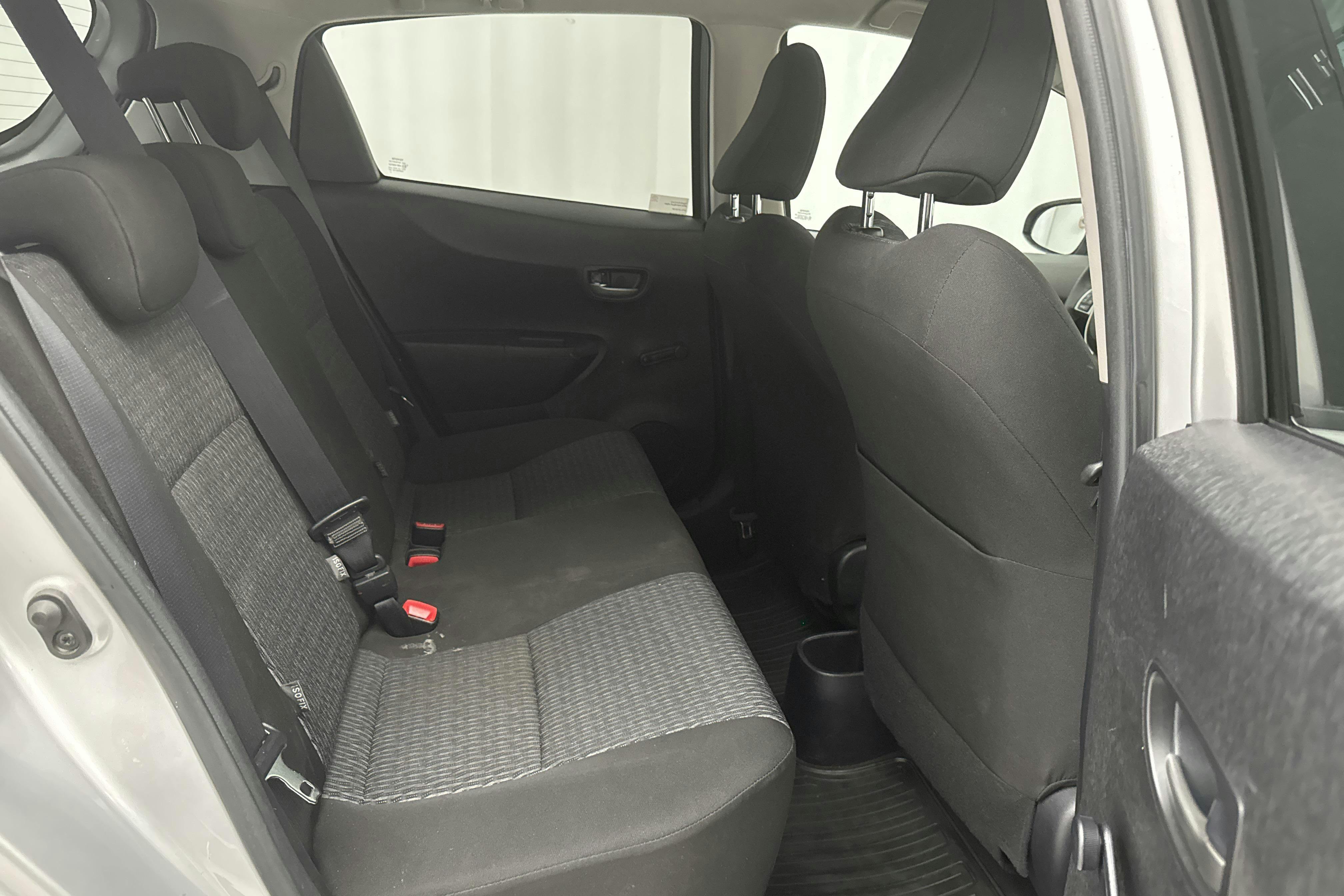 Toyota Yaris 1.33 5dr (100hk) - 12 880 mil - Automat - silver - 2014