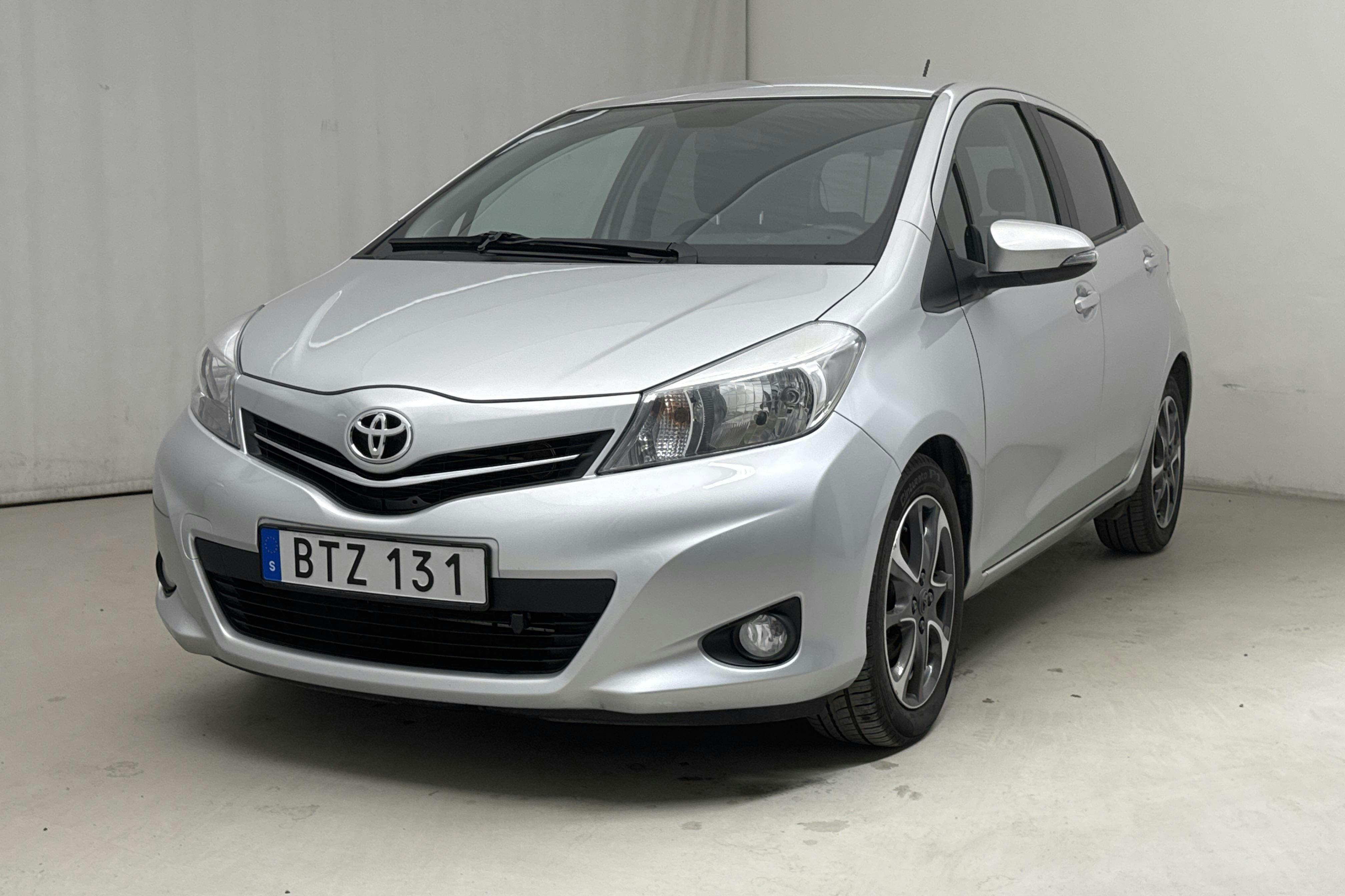 Toyota Yaris 1.33 5dr (100hk) - 12 880 mil - Automat - silver - 2014