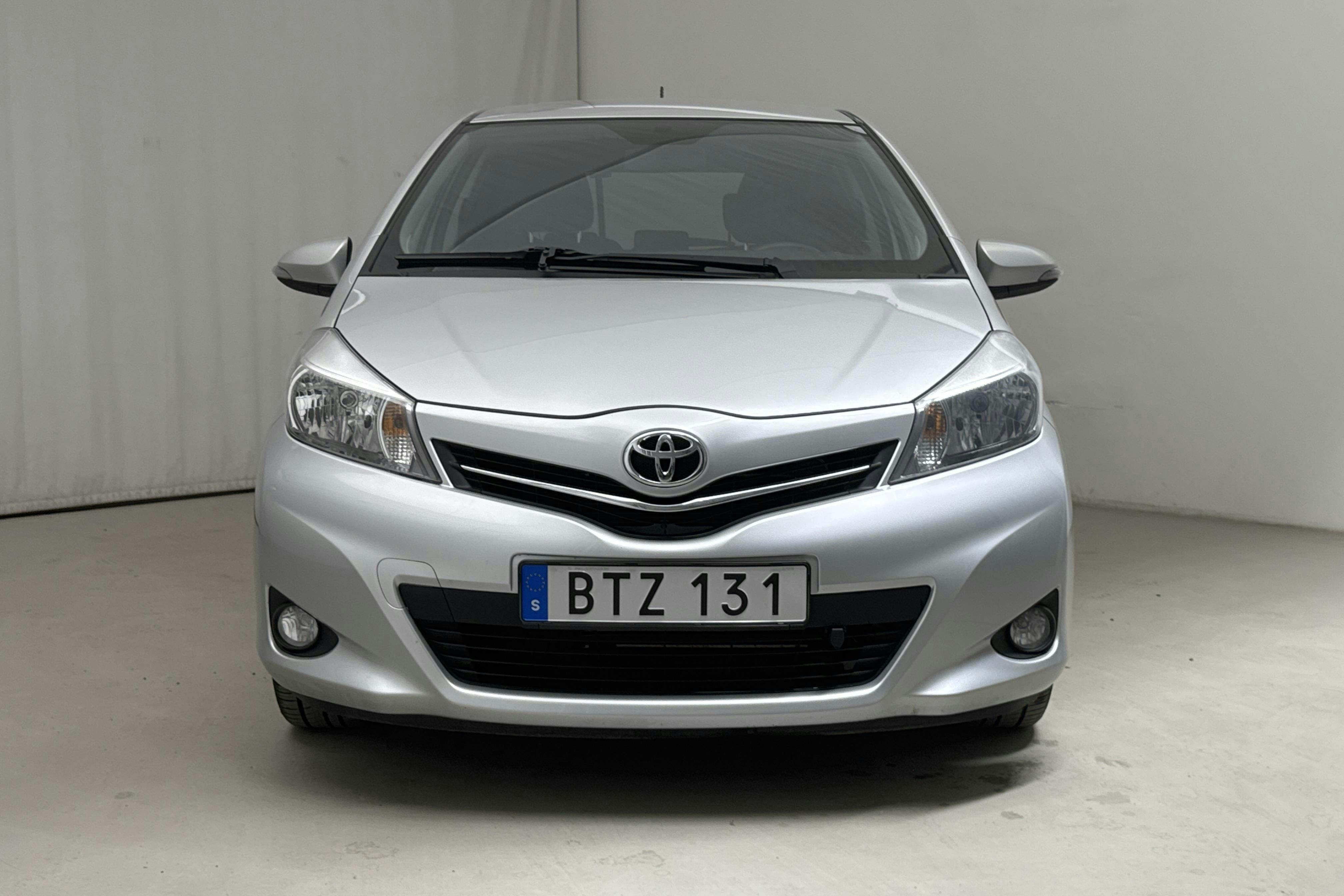 Toyota Yaris 1.33 5dr (100hk) - 12 880 mil - Automat - silver - 2014
