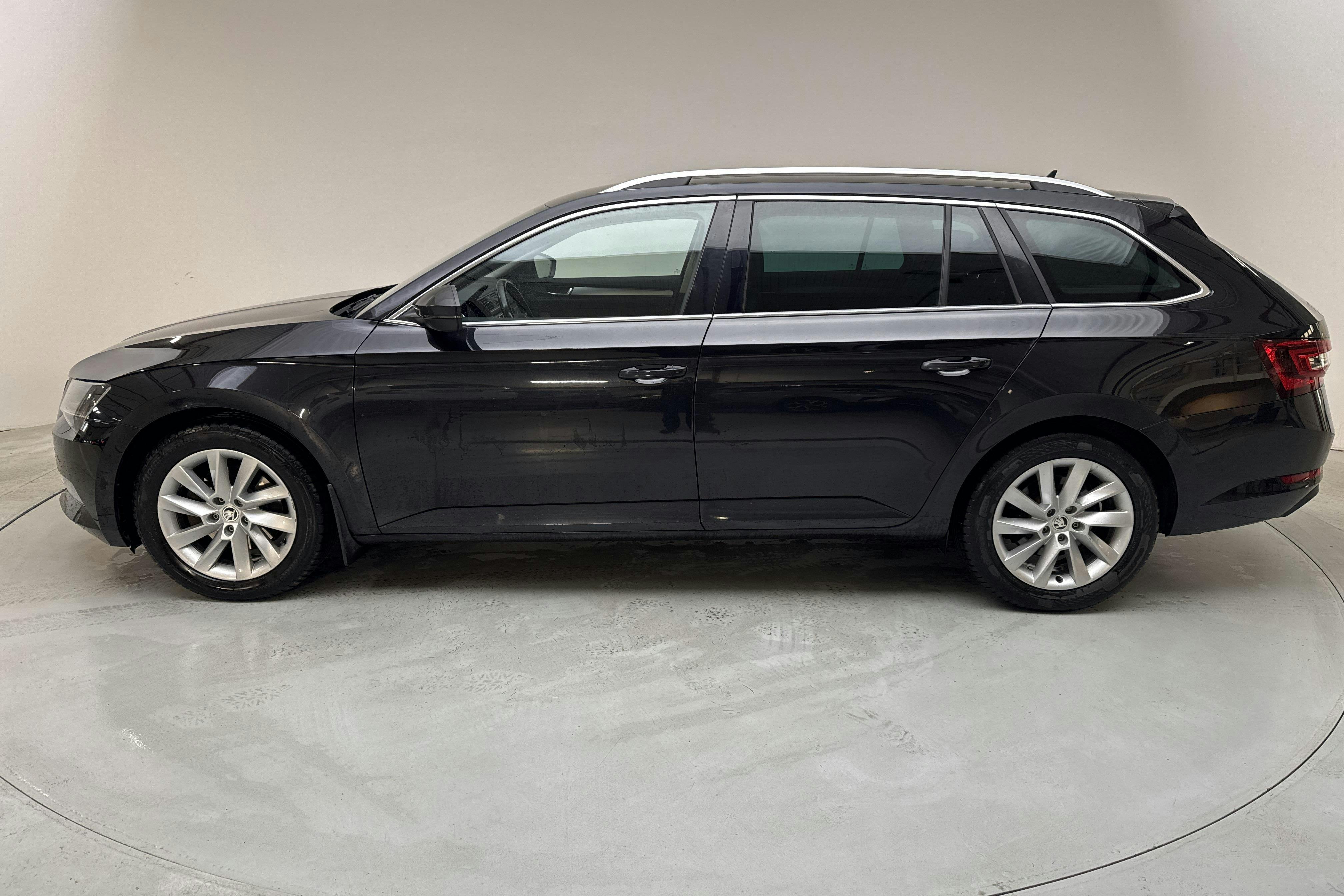 Skoda Superb 2.0 TDI 4x4 Kombi (190hk) - 21 054 mil - Automat - svart - 2019
