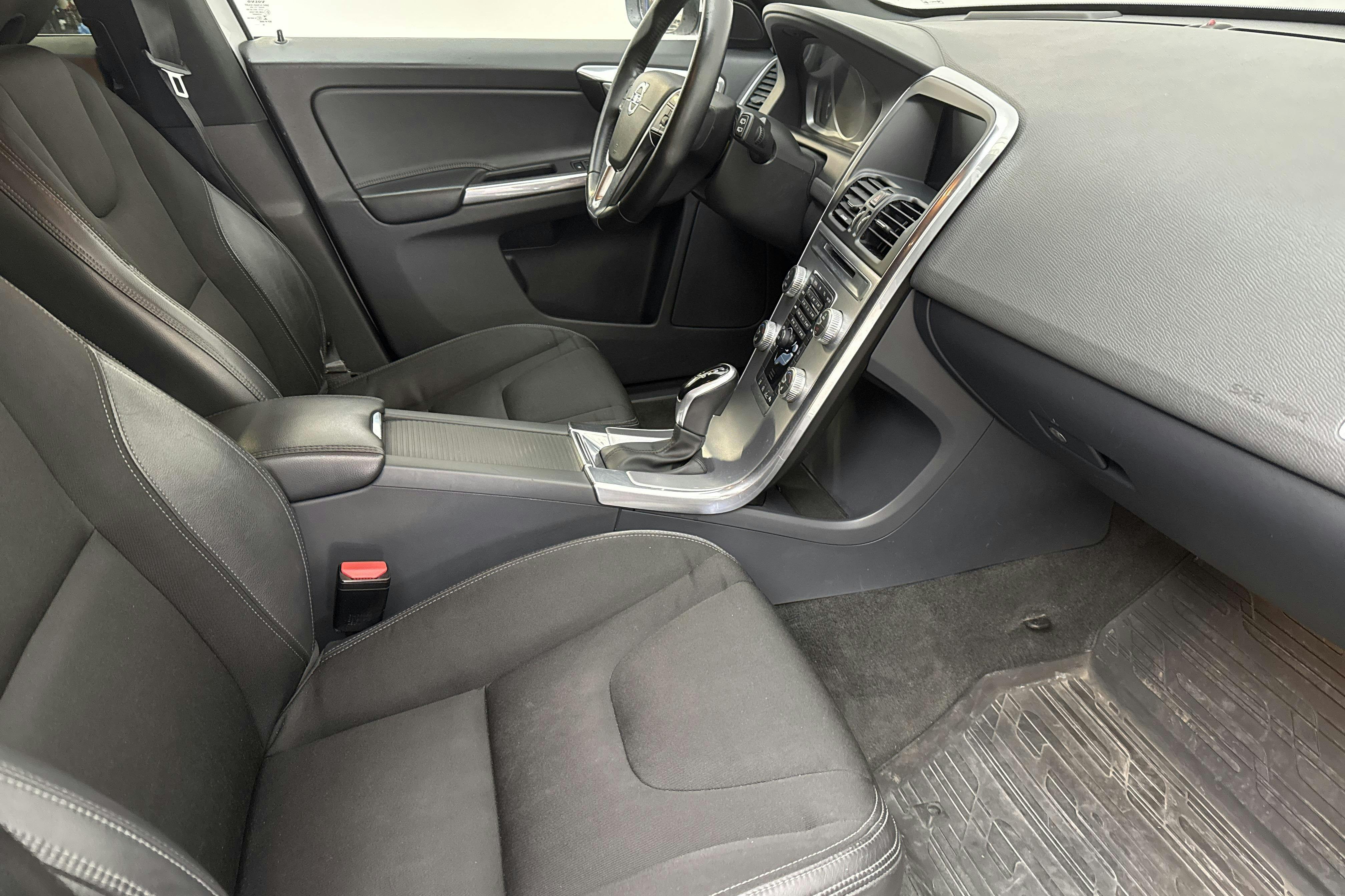 Volvo XC60 D4 2WD (190hk) - 196 170 km - Automatic - white - 2017