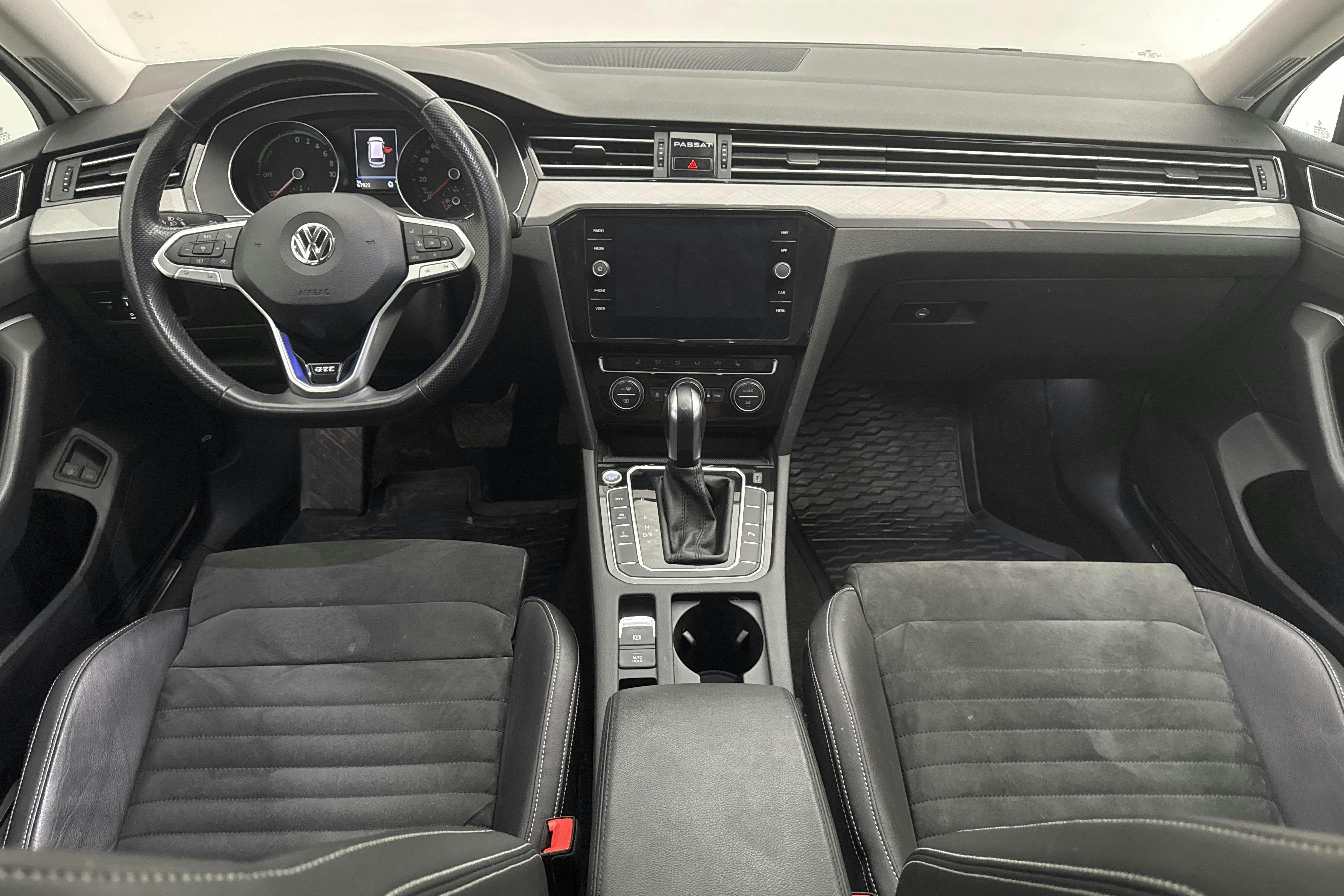 VW Passat 1.4 GTE Sportscombi (218hk) - 6 793 mil - Automat - vit - 2020