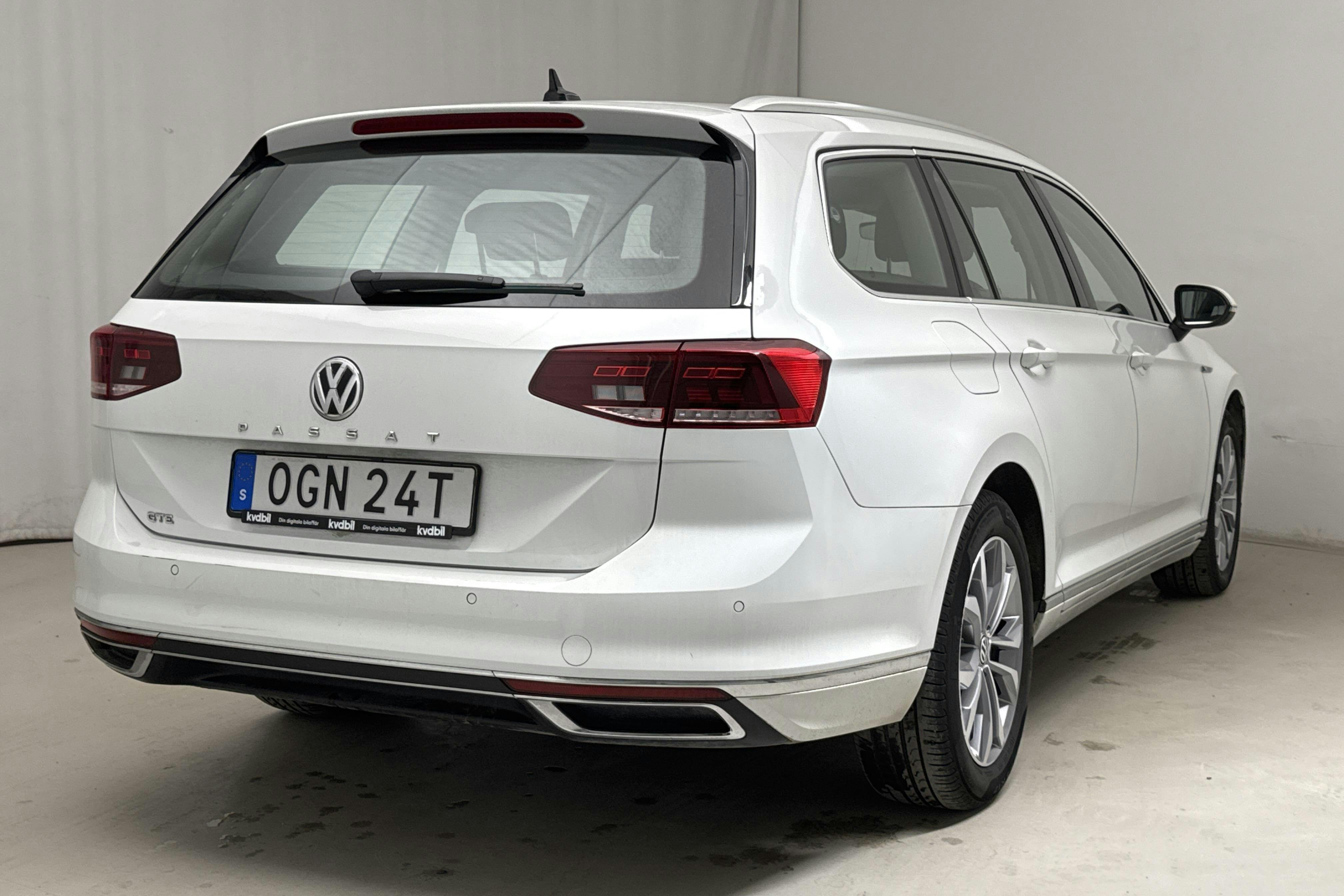 VW Passat 1.4 GTE Sportscombi (218hk) - 6 793 mil - Automat - vit - 2020