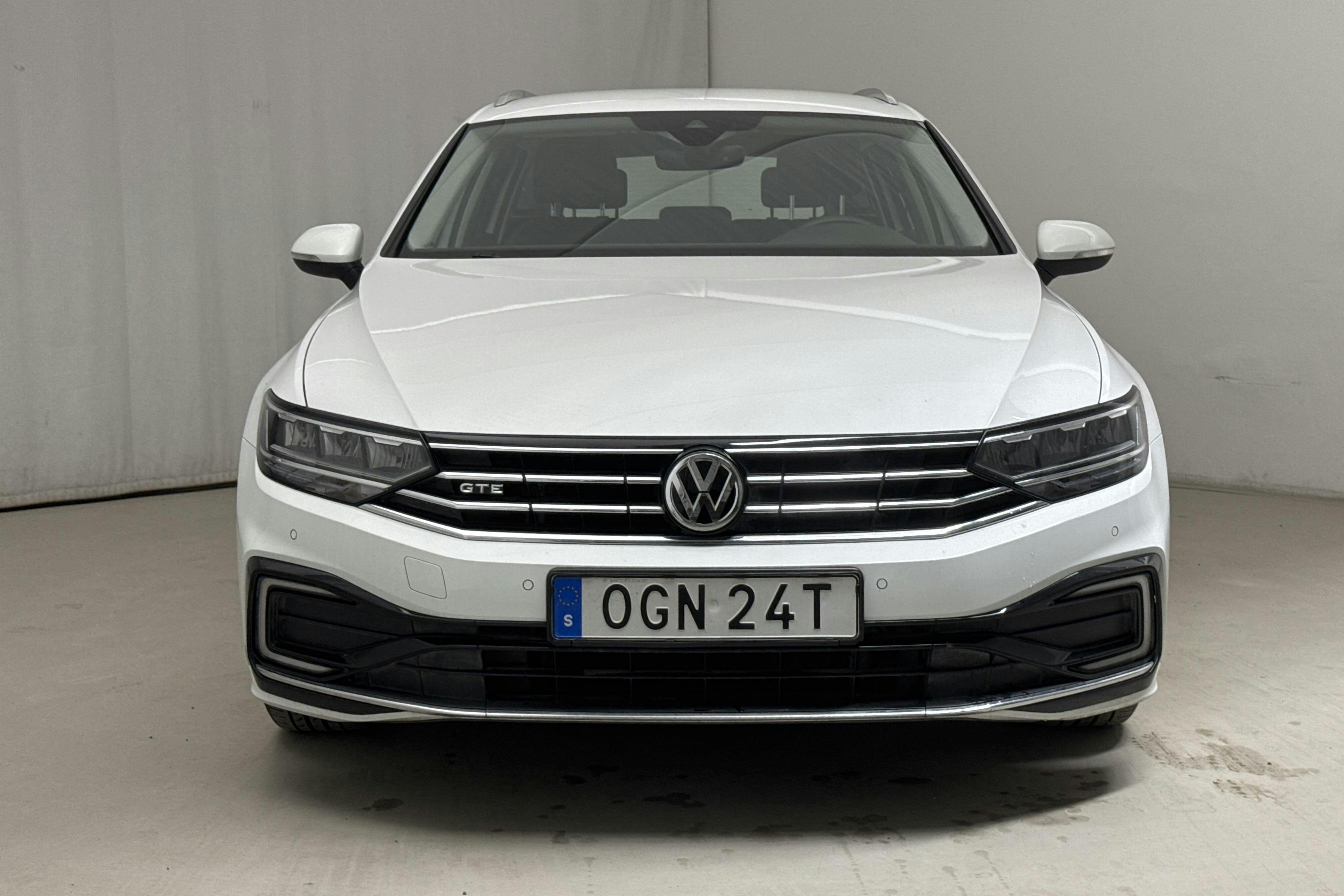 VW Passat 1.4 GTE Sportscombi (218hk) - 6 793 mil - Automat - vit - 2020
