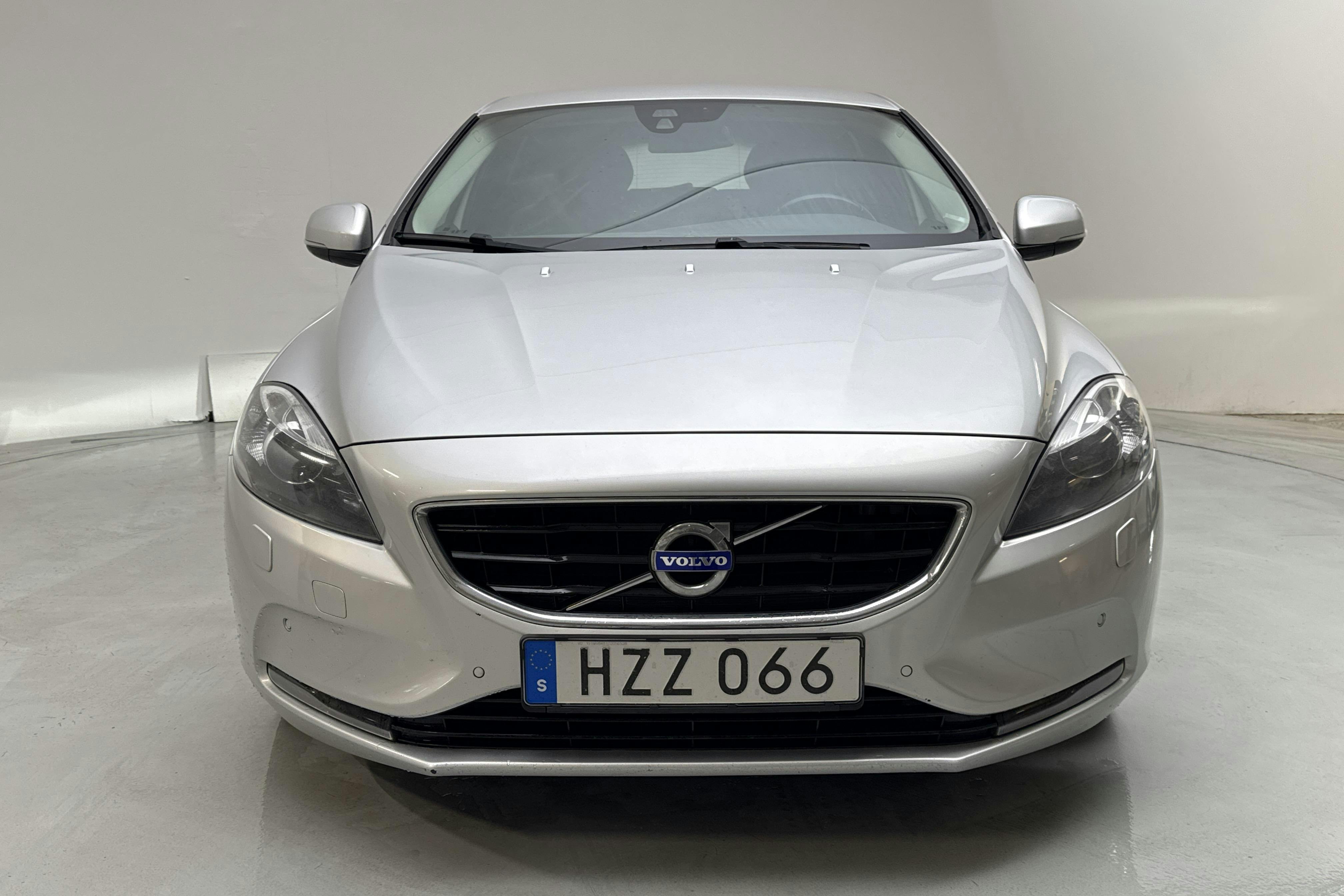 Volvo V40 D2 (115hk) - 198 420 km - Manuaalinen - Light Grey - 2013