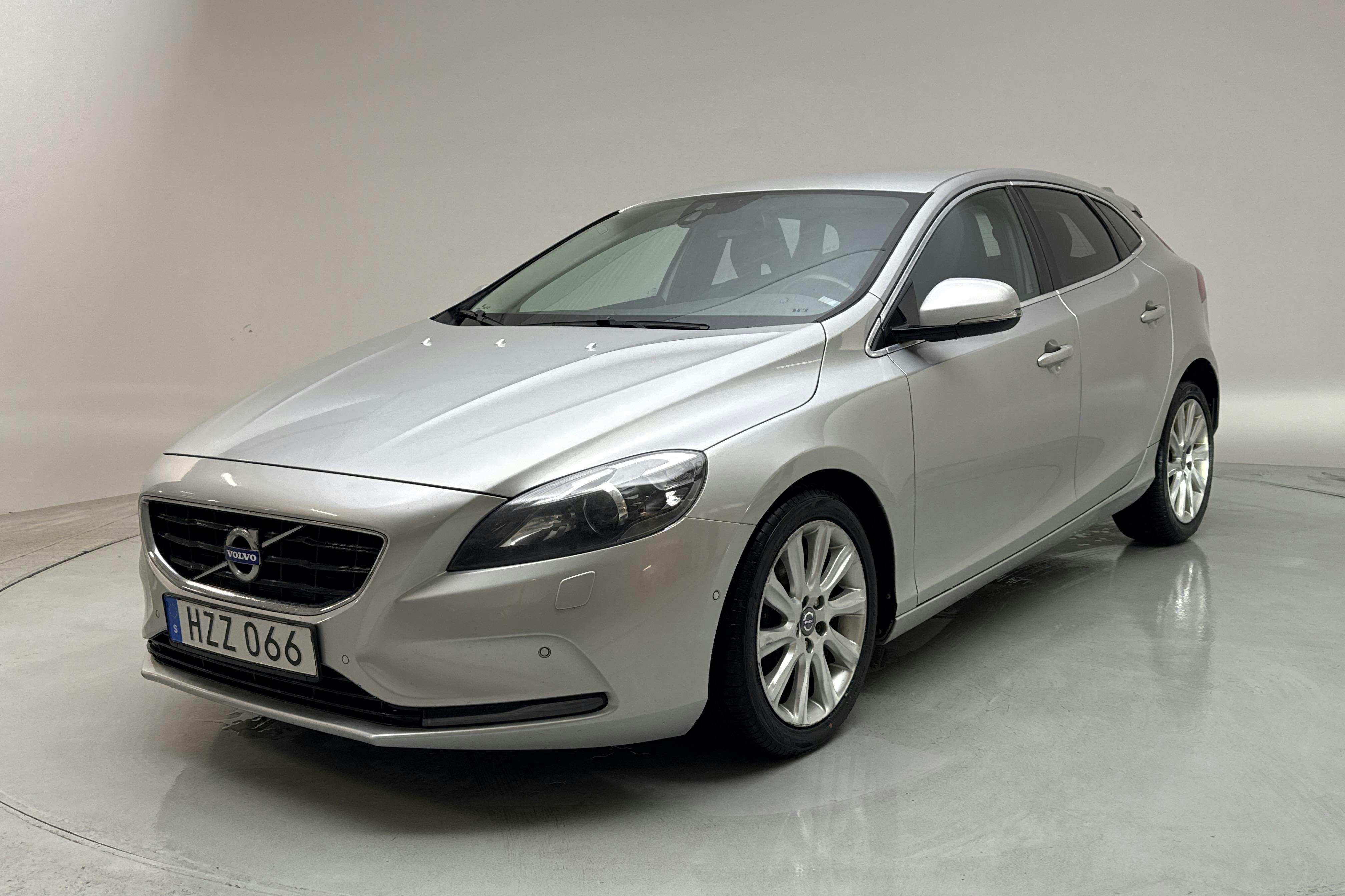 Volvo V40 D2 (115hk) - 198 420 km - Manuaalinen - Light Grey - 2013
