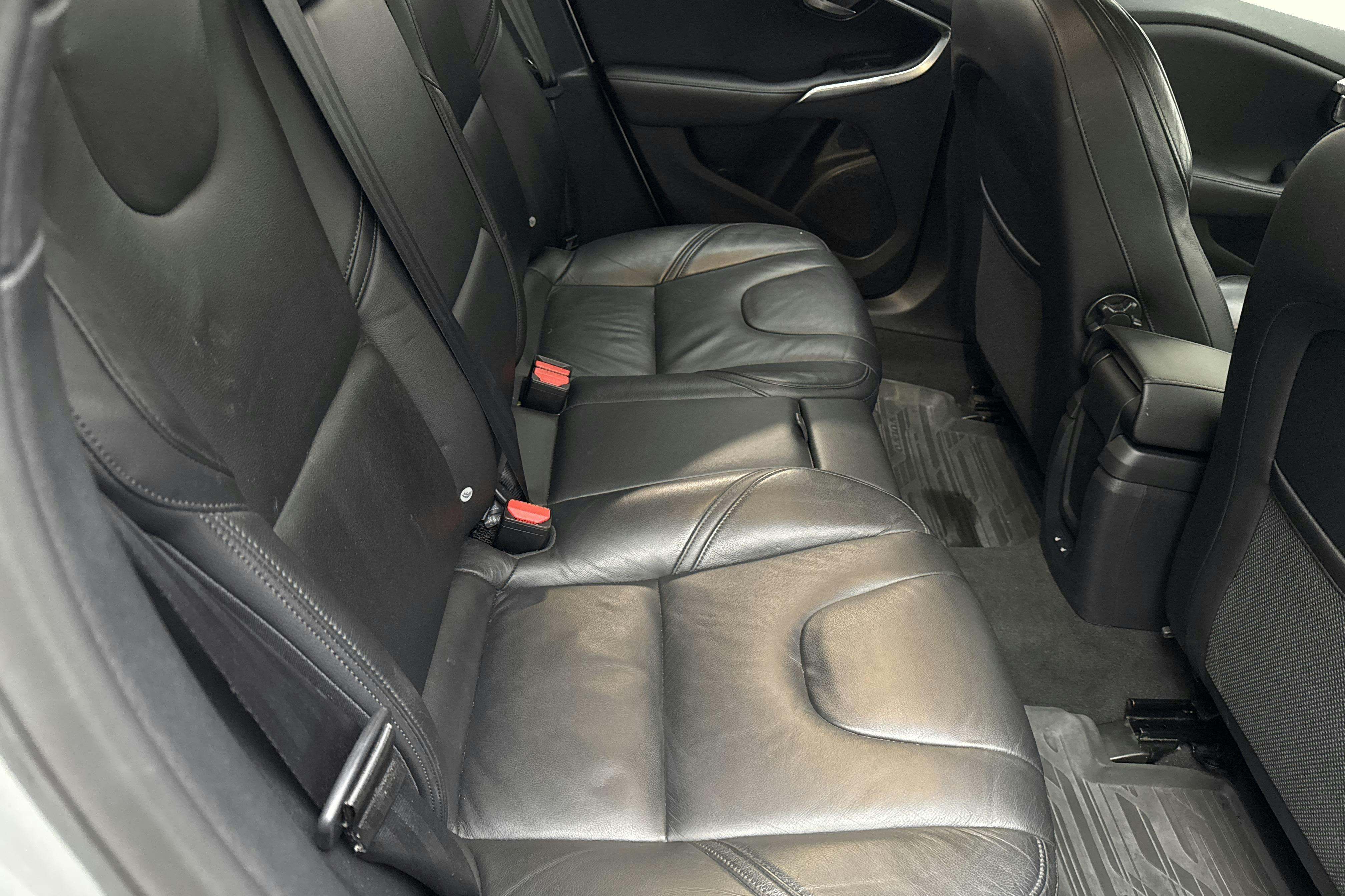 Volvo V40 D2 (115hk) - 198 420 km - Manuaalinen - Light Grey - 2013