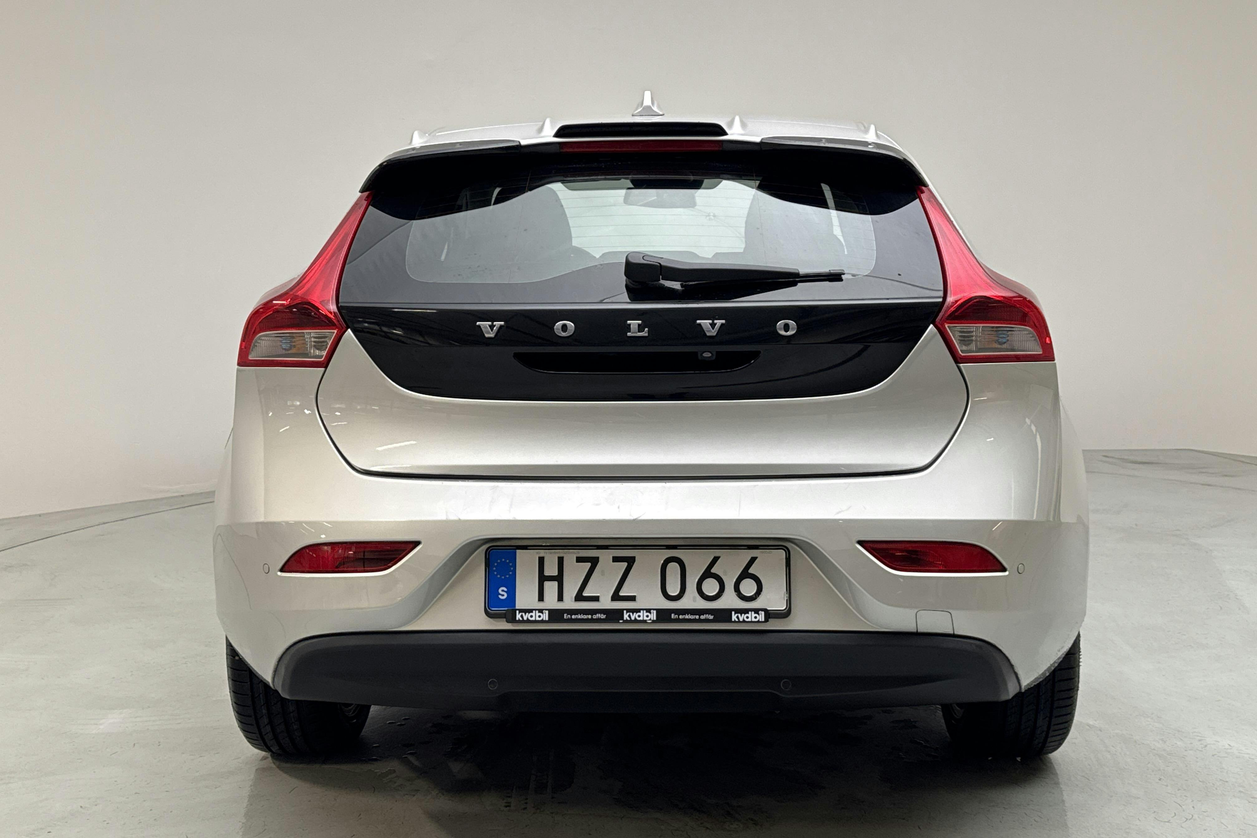 Volvo V40 D2 (115hk) - 198 420 km - Manuaalinen - Light Grey - 2013