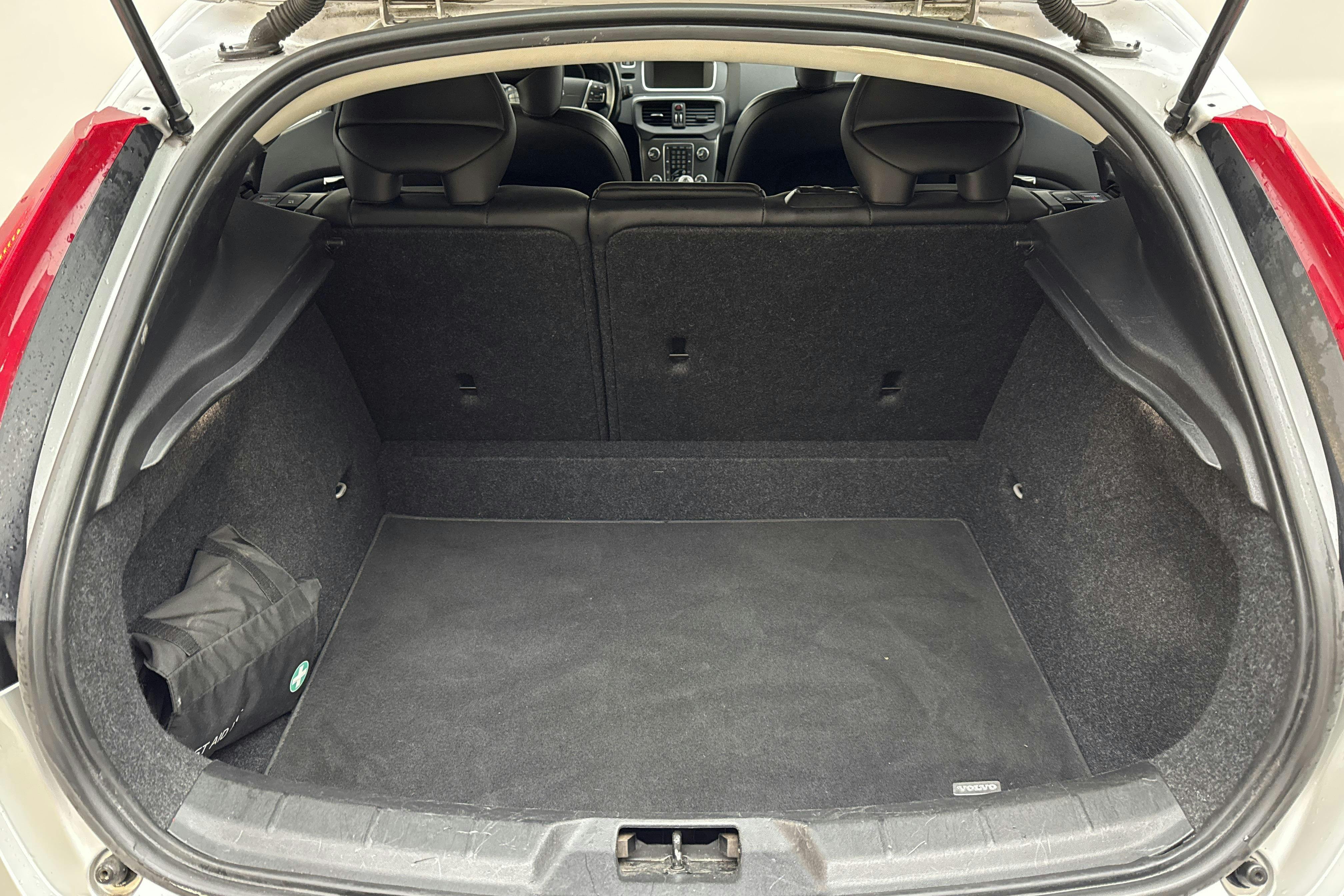 Volvo V40 D2 (115hk) - 198 420 km - Manuaalinen - Light Grey - 2013