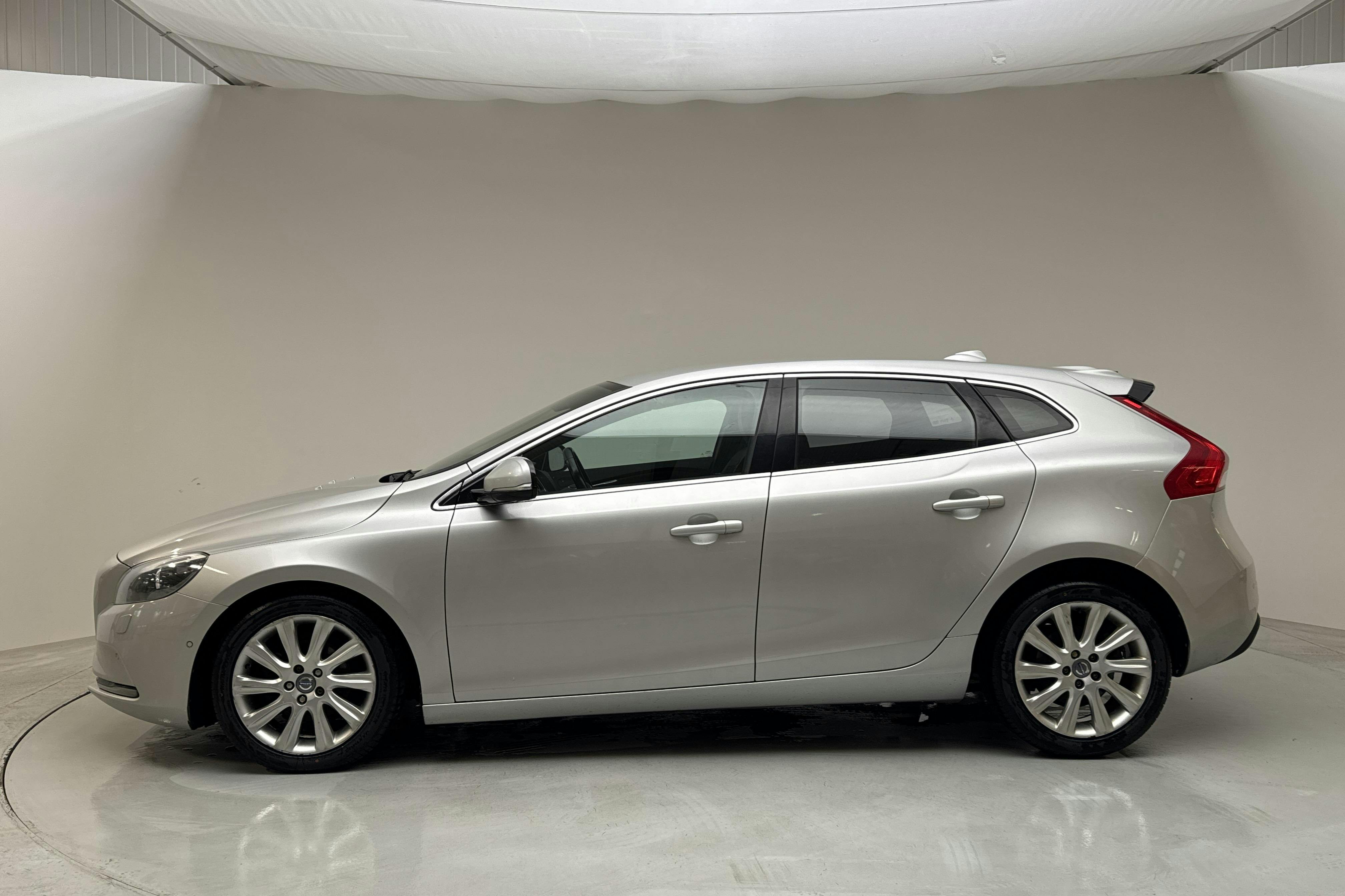 Volvo V40 D2 (115hk) - 198 420 km - Manuaalinen - Light Grey - 2013
