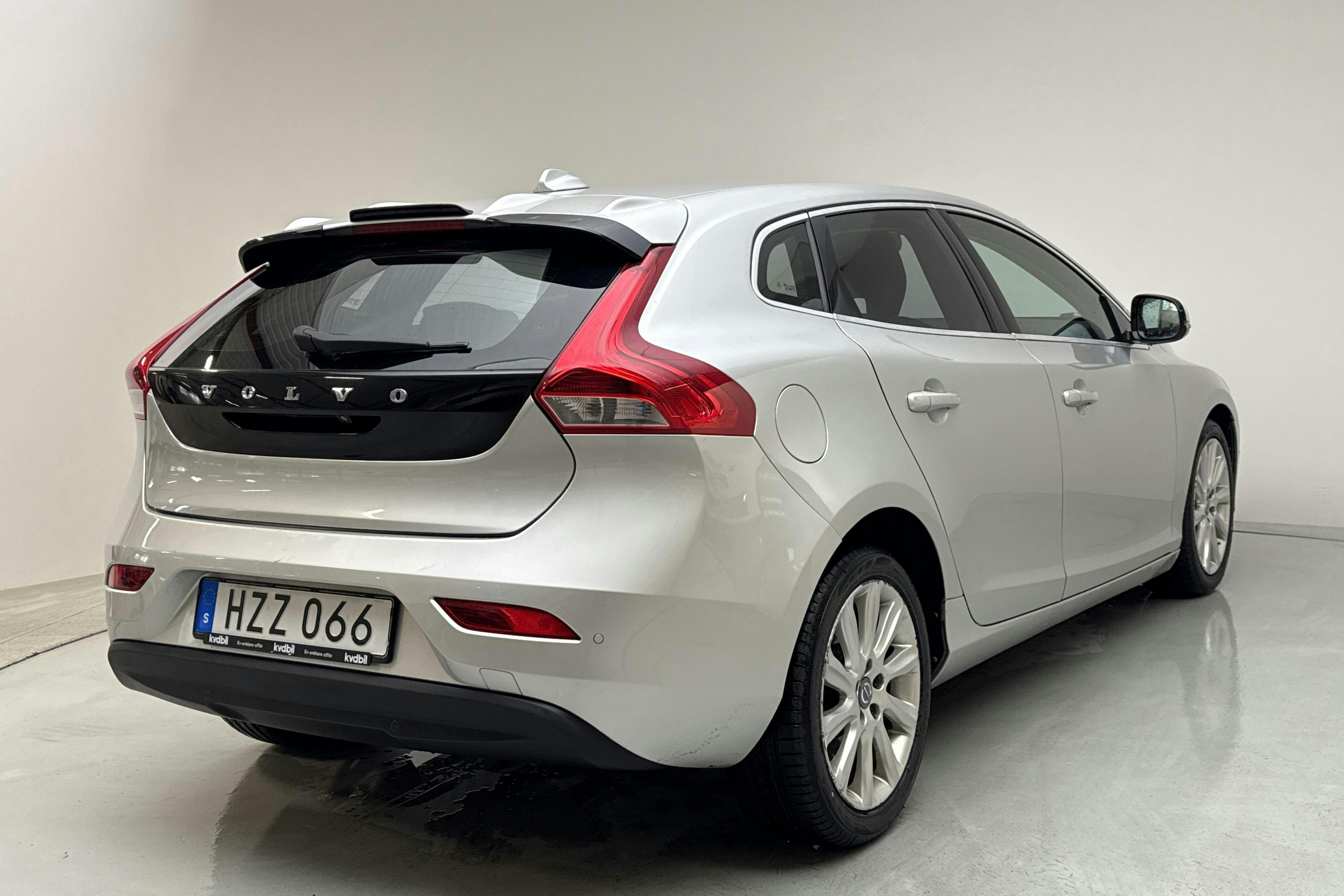 Volvo V40 D2 (115hk) - 198 420 km - Manuaalinen - Light Grey - 2013
