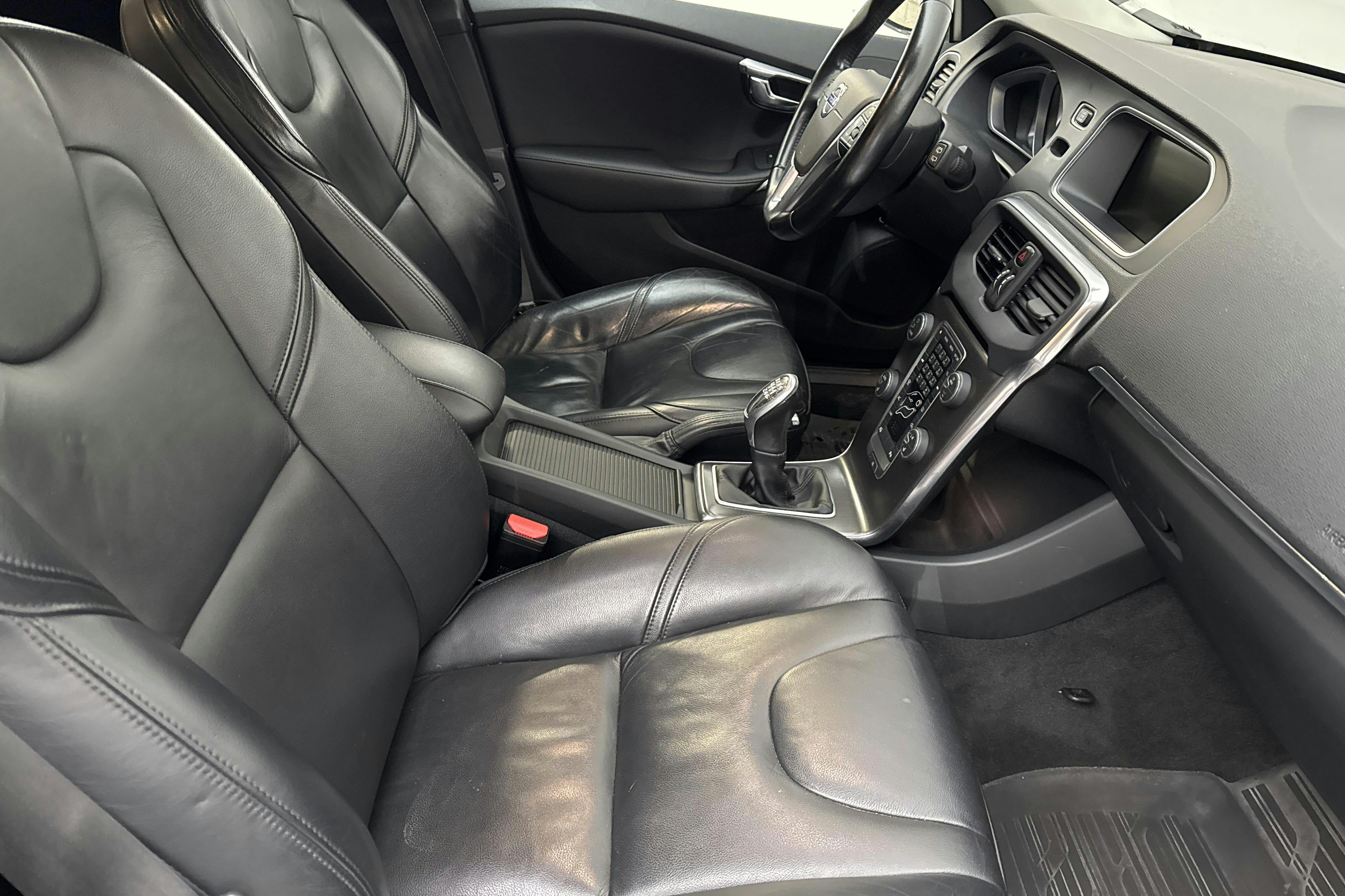 Volvo V40 D2 (115hk) - 198 420 km - Manuaalinen - Light Grey - 2013