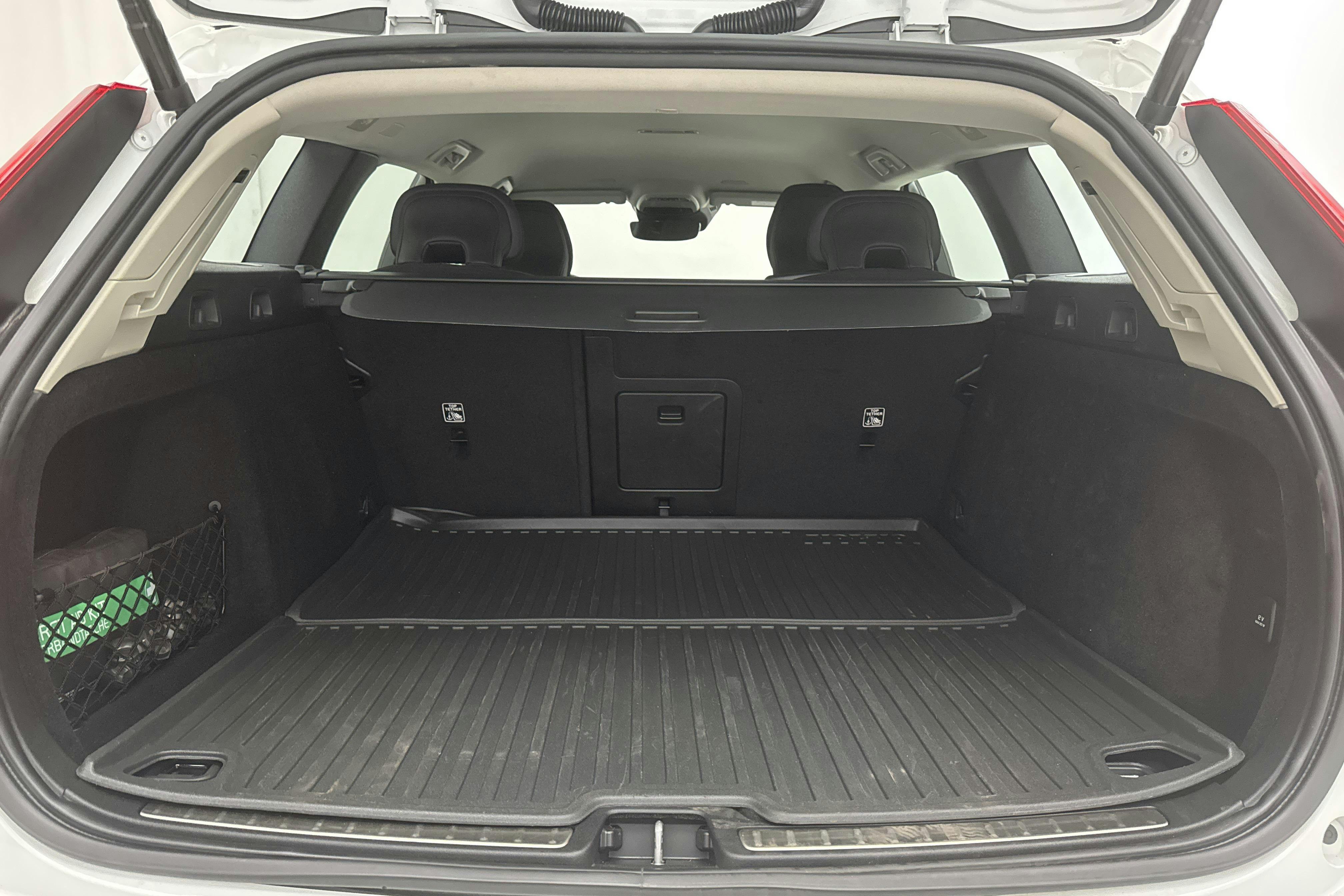 Volvo V60 T6 AWD Recharge (350hk) - 6 106 mil - Automat - vit - 2022