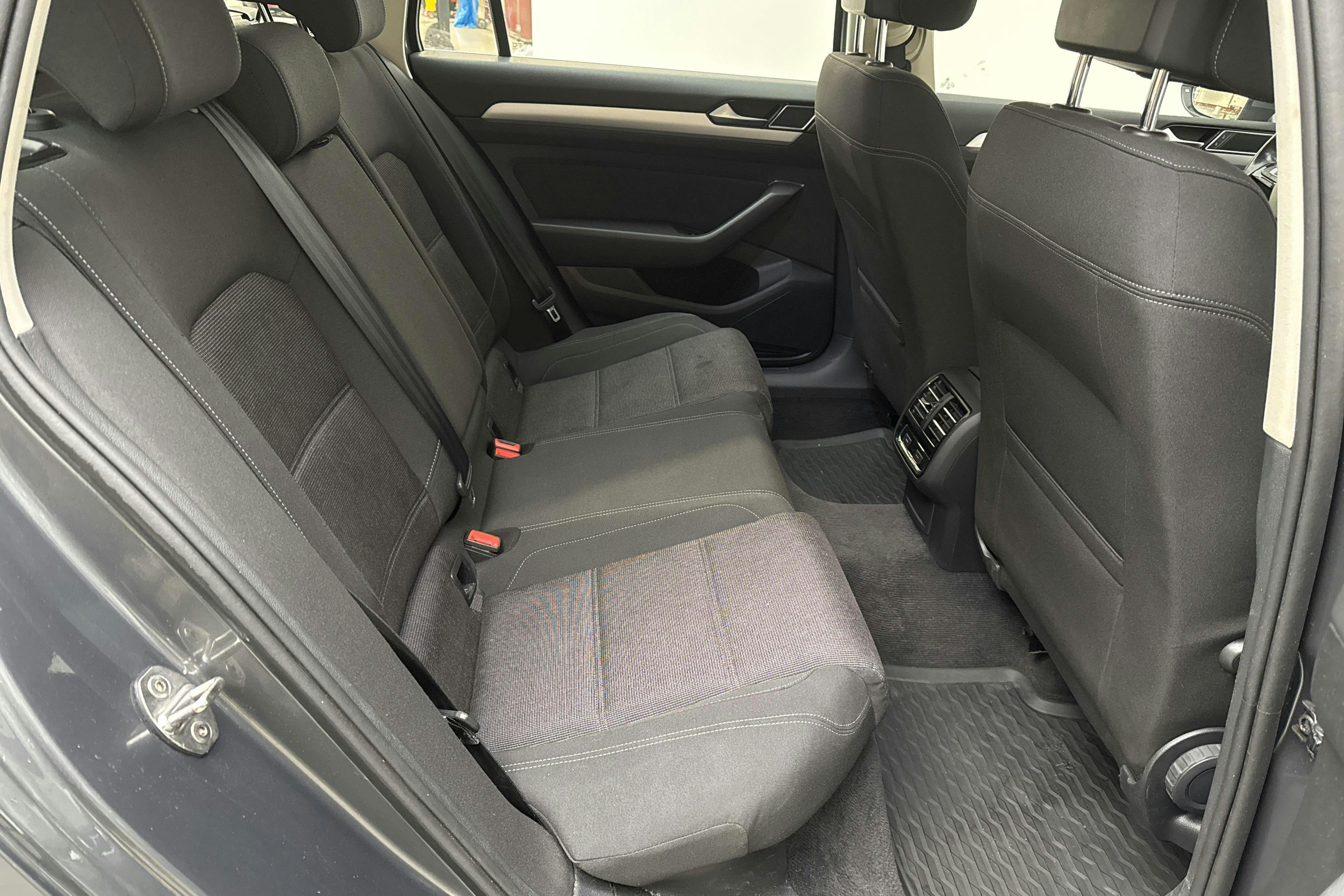 VW Passat 2.0 TDI Sportscombi (150hk) - 12 700 mil - Automat - Dark Grey - 2017