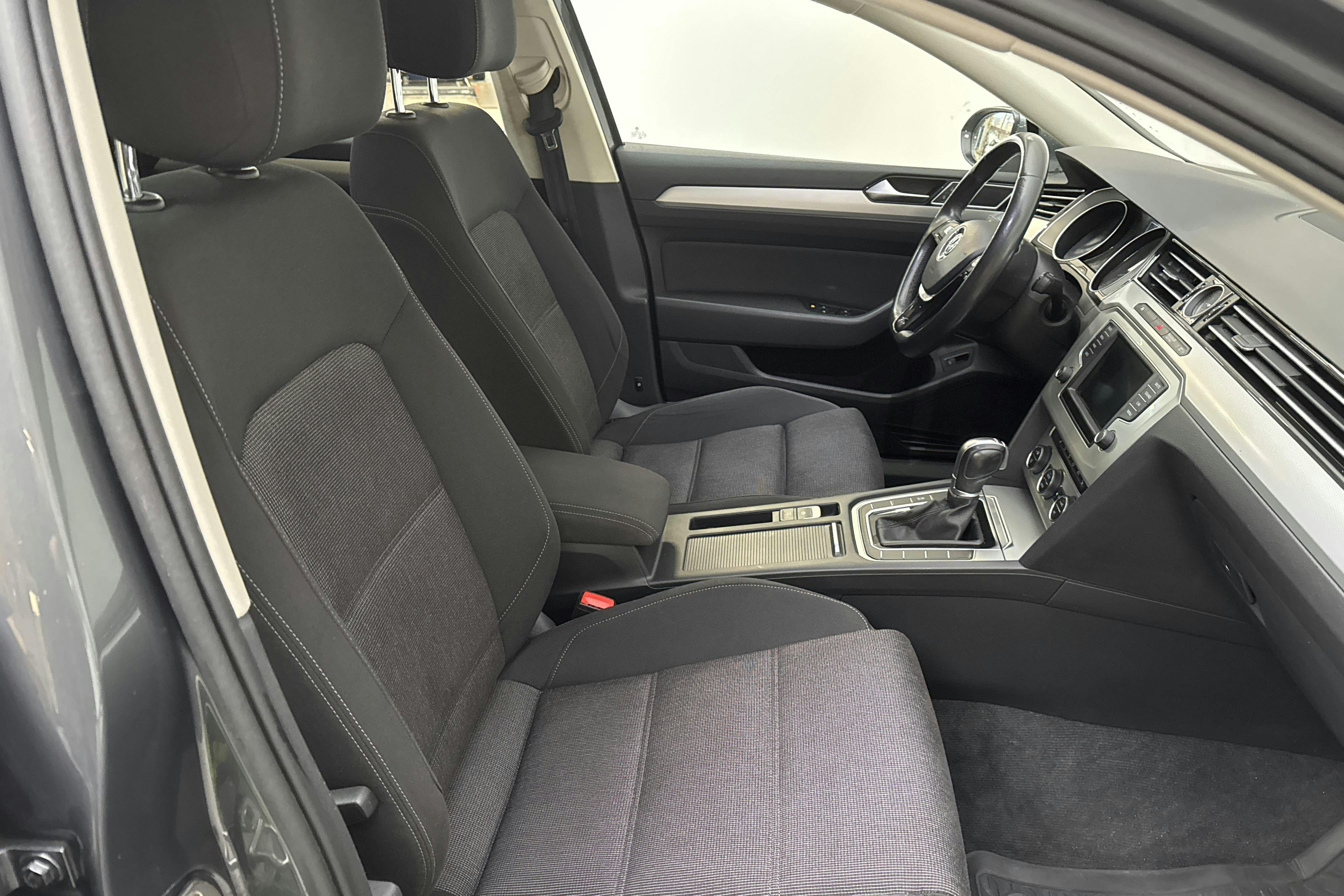 VW Passat 2.0 TDI Sportscombi (150hk) - 12 700 mil - Automat - Dark Grey - 2017