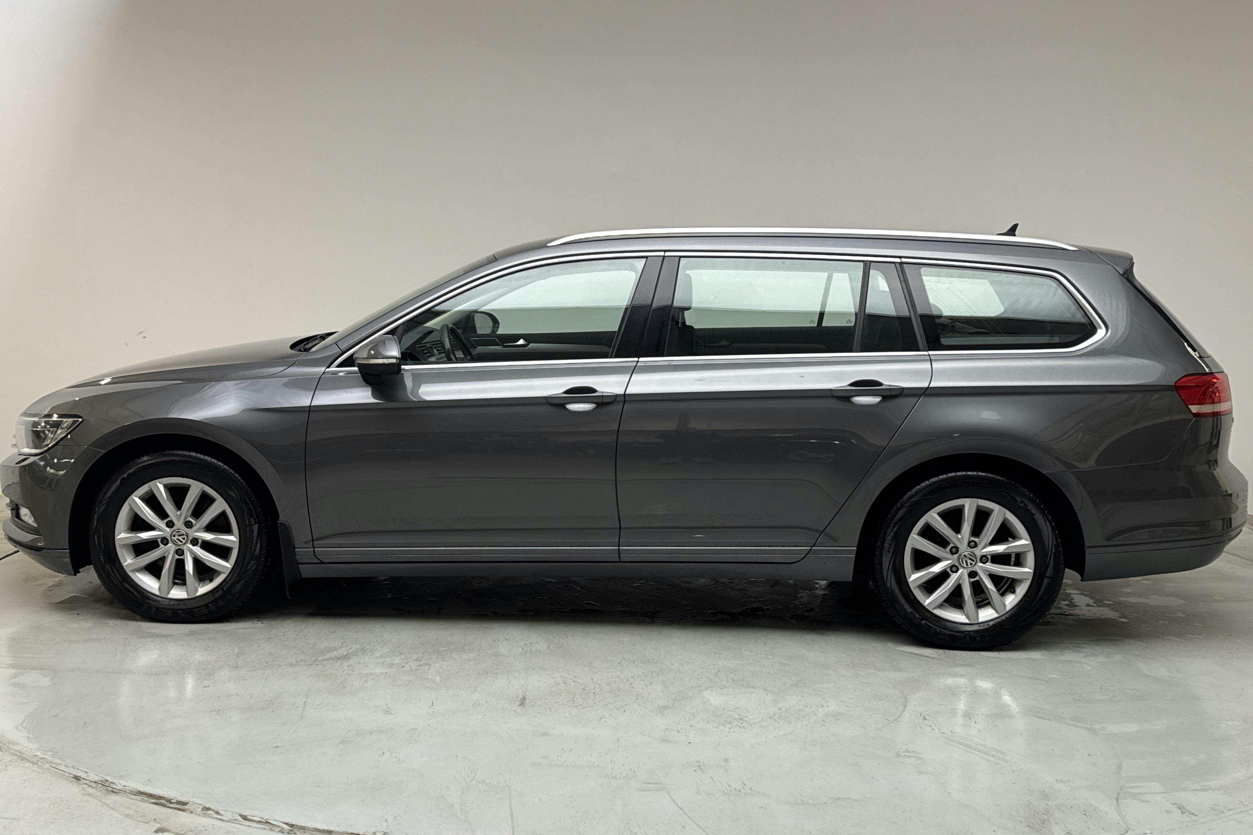 VW Passat 2.0 TDI Sportscombi (150hk) - 12 700 mil - Automat - Dark Grey - 2017