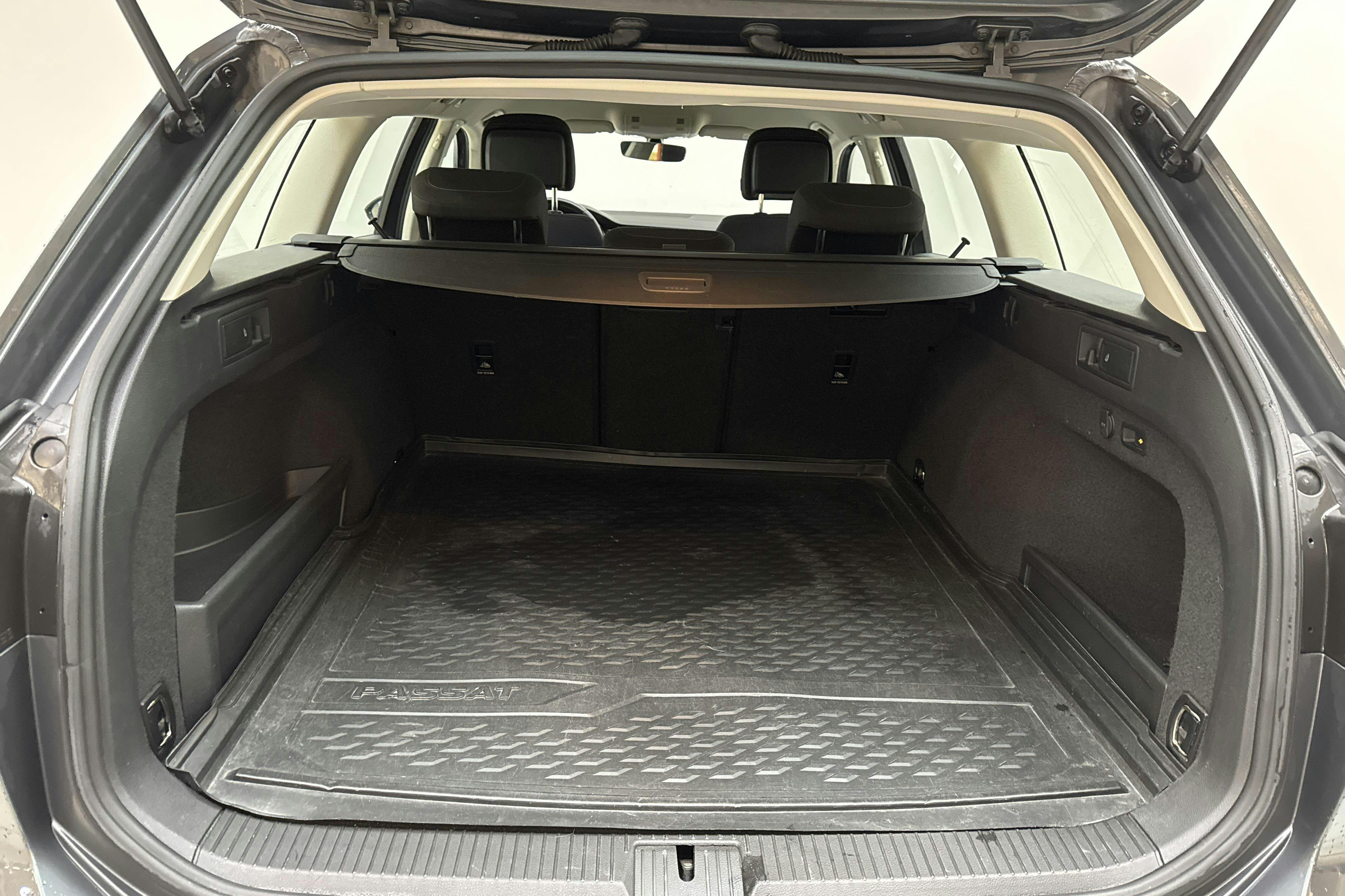 VW Passat 2.0 TDI Sportscombi (150hk) - 12 700 mil - Automat - Dark Grey - 2017