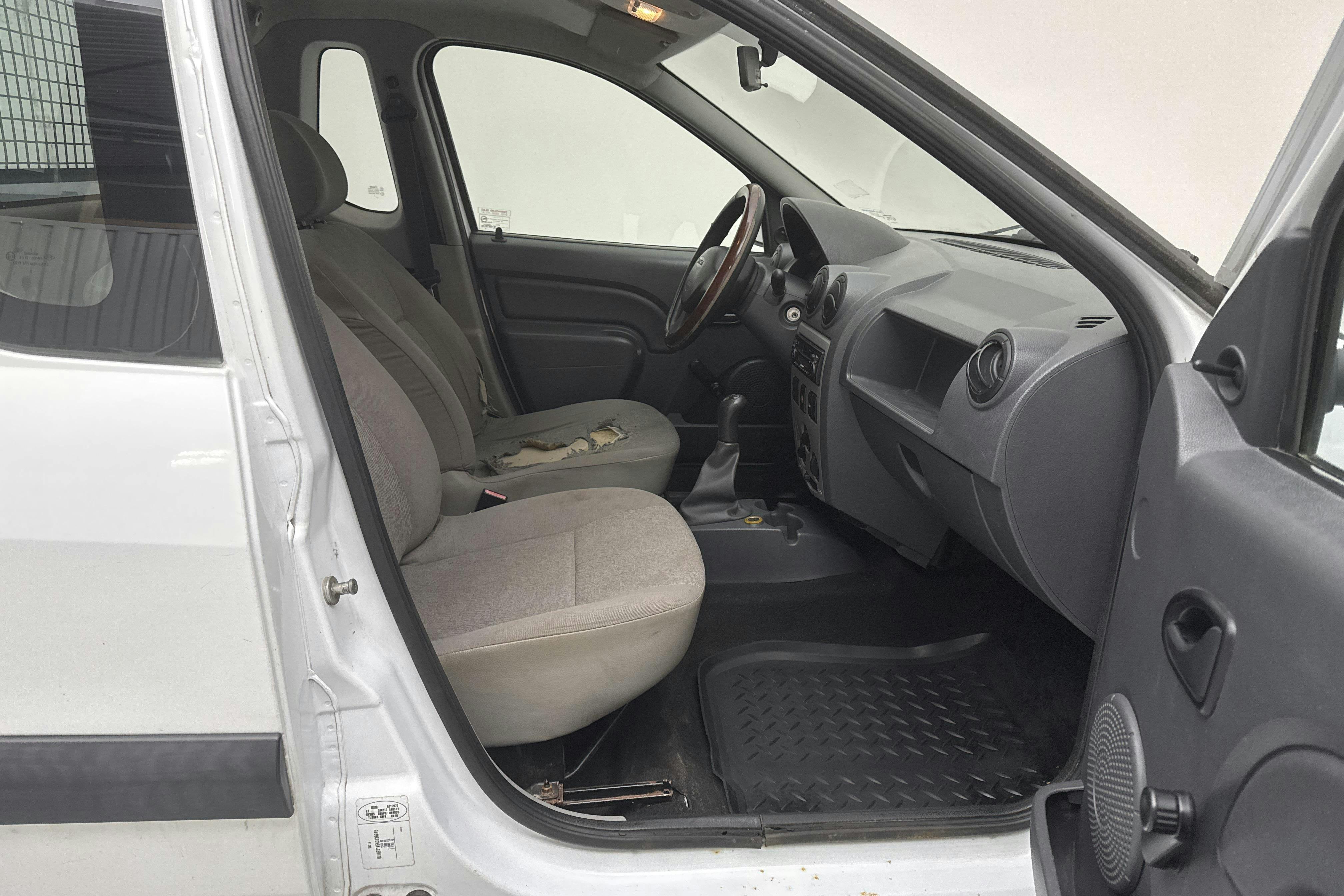Dacia Logan 1.5 dCi Pickup (85hk) - 99 160 km - Manual - white - 2010
