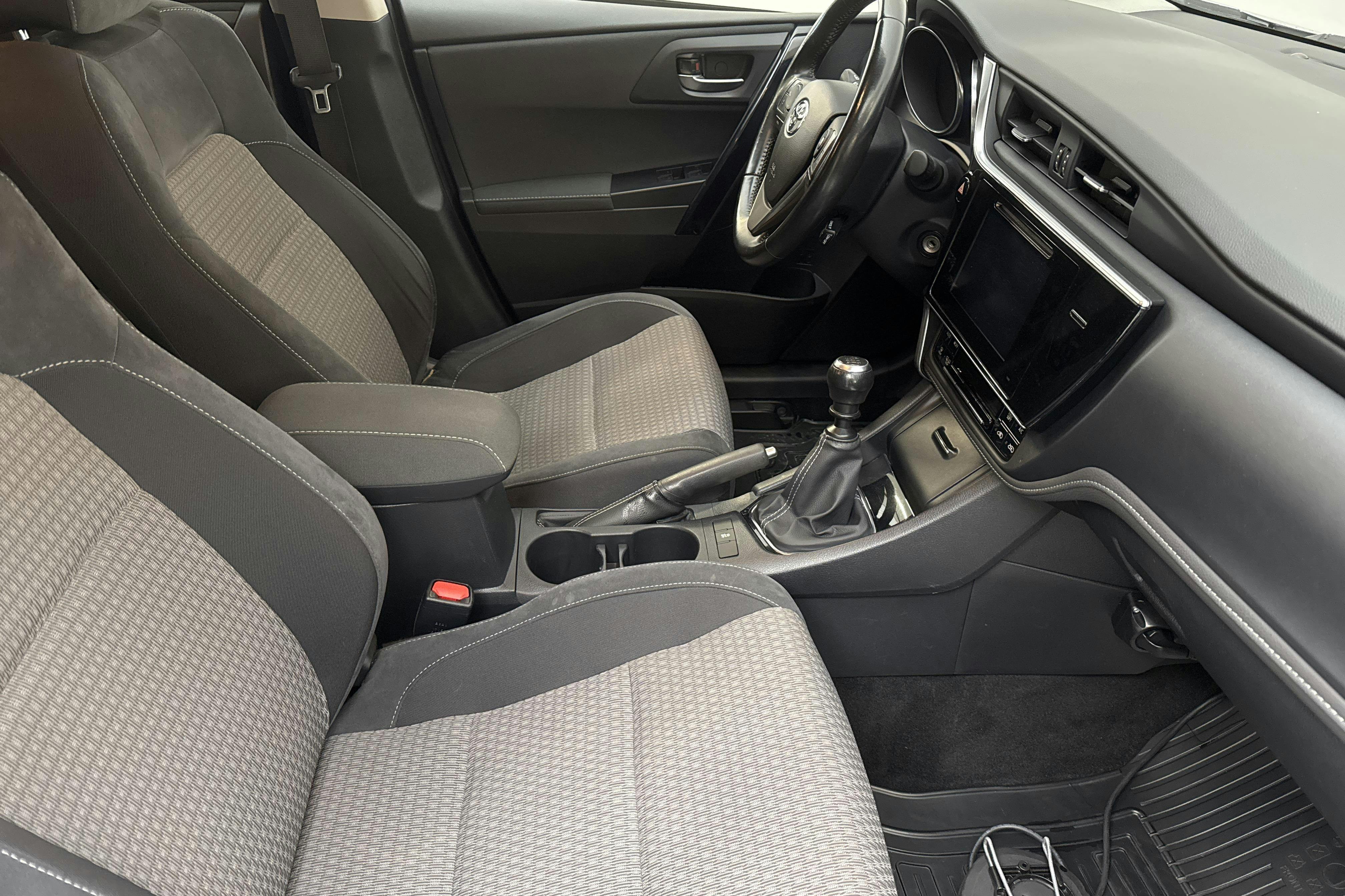 Toyota Auris 1.2T 5dr (116hk) - 12 782 mil - Manuell - silver - 2017
