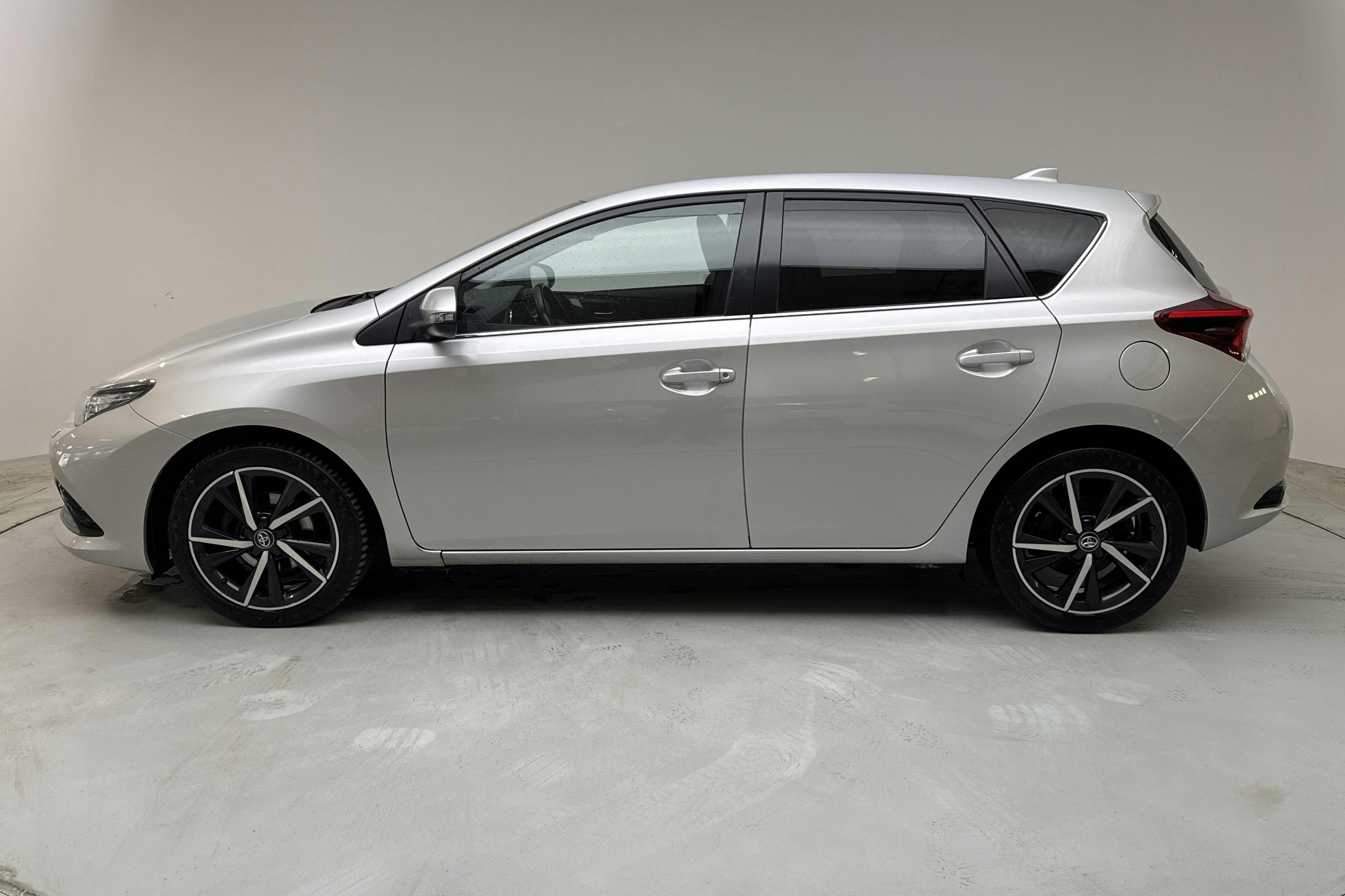 Toyota Auris 1.2T 5dr (116hk) - 12 782 mil - Manuell - silver - 2017