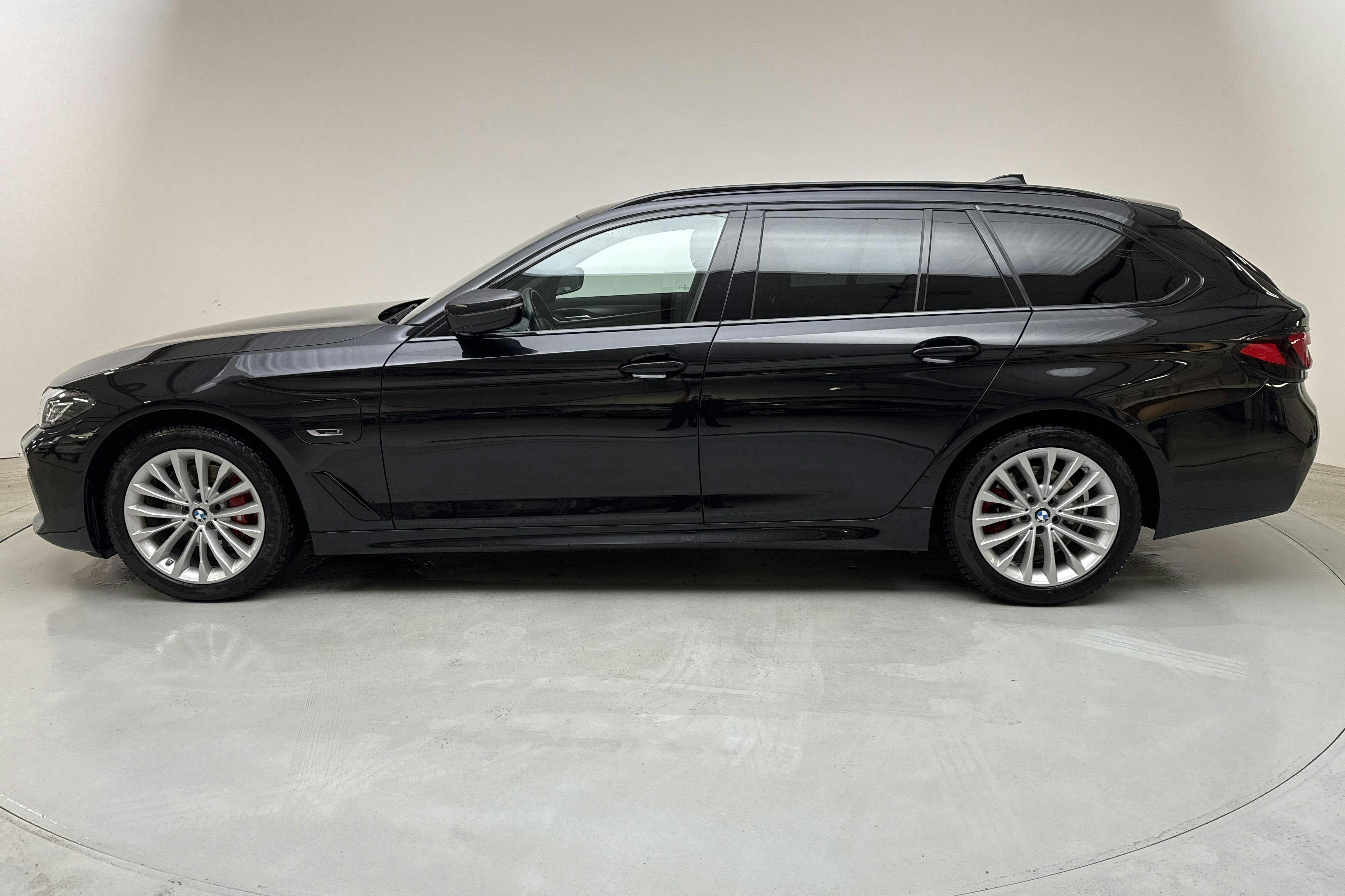 BMW 530e xDrive Touring, G31 12kWh LCI (292hk) - 2 677 mil - Automat - svart - 2024