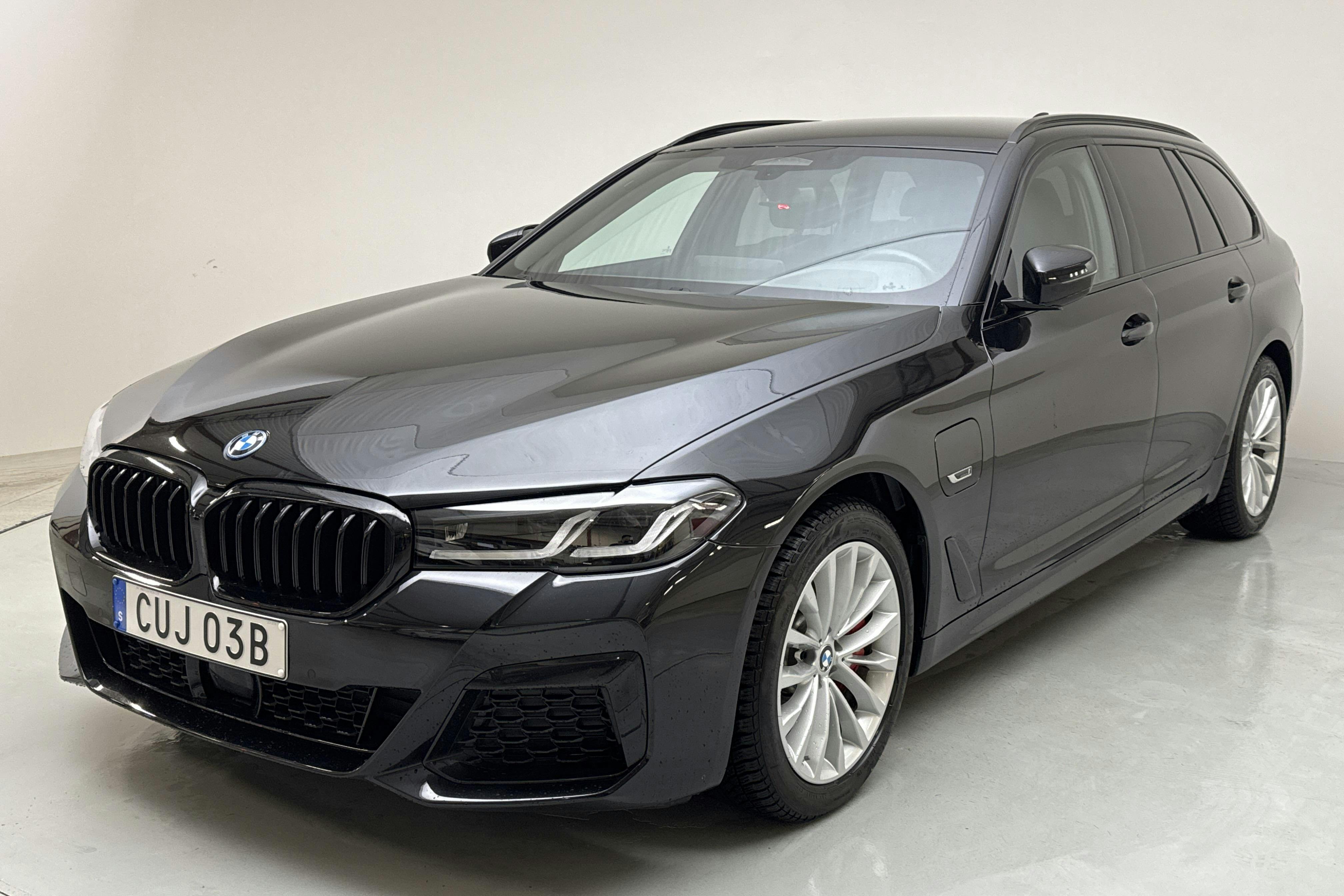 BMW 530e xDrive Touring, G31 12kWh LCI (292hk) - 2 677 mil - Automat - svart - 2024